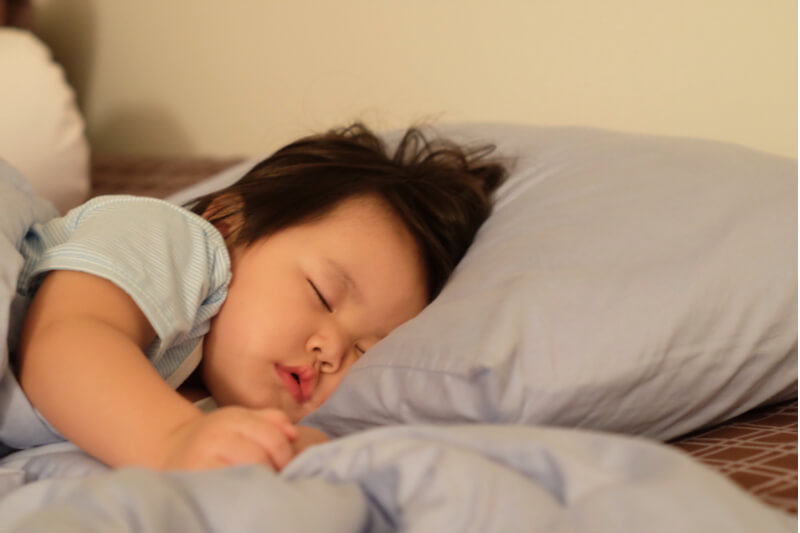 Cha mẹ có thói quen cho con sử dụng món đồ này trước khi đi ngủ khiến trẻ không ngon giấc - Ảnh 1.