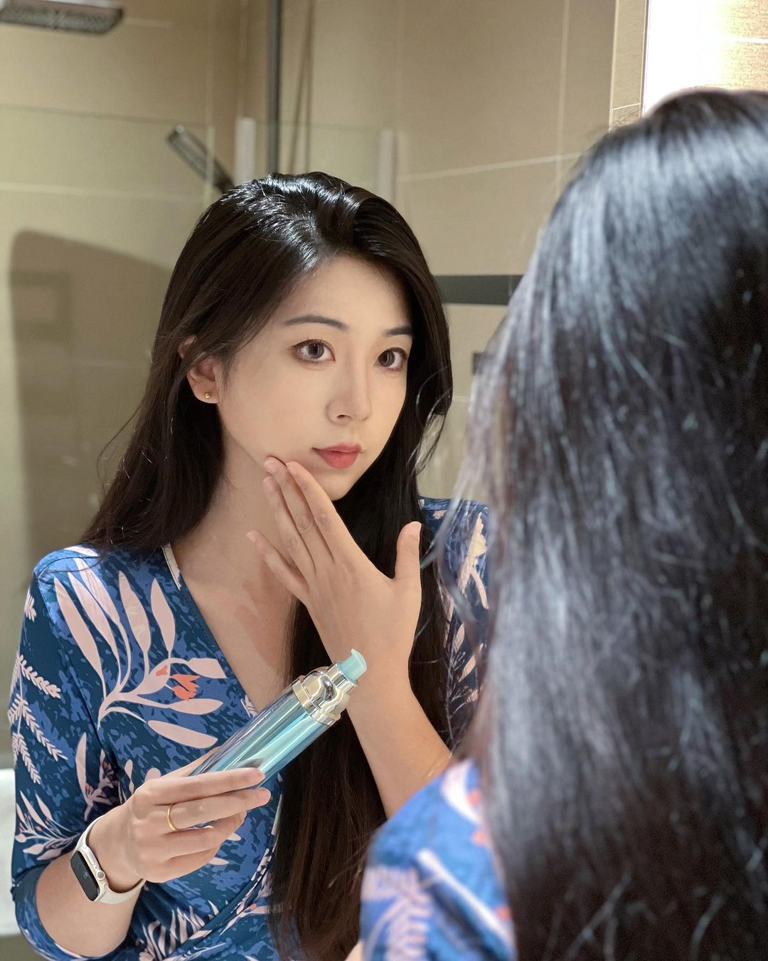 Bỏ túi kinh nghiệm biến da từ sần sùi toàn mụn ẩn thành láng mịn, căng bóng - Ảnh 3.