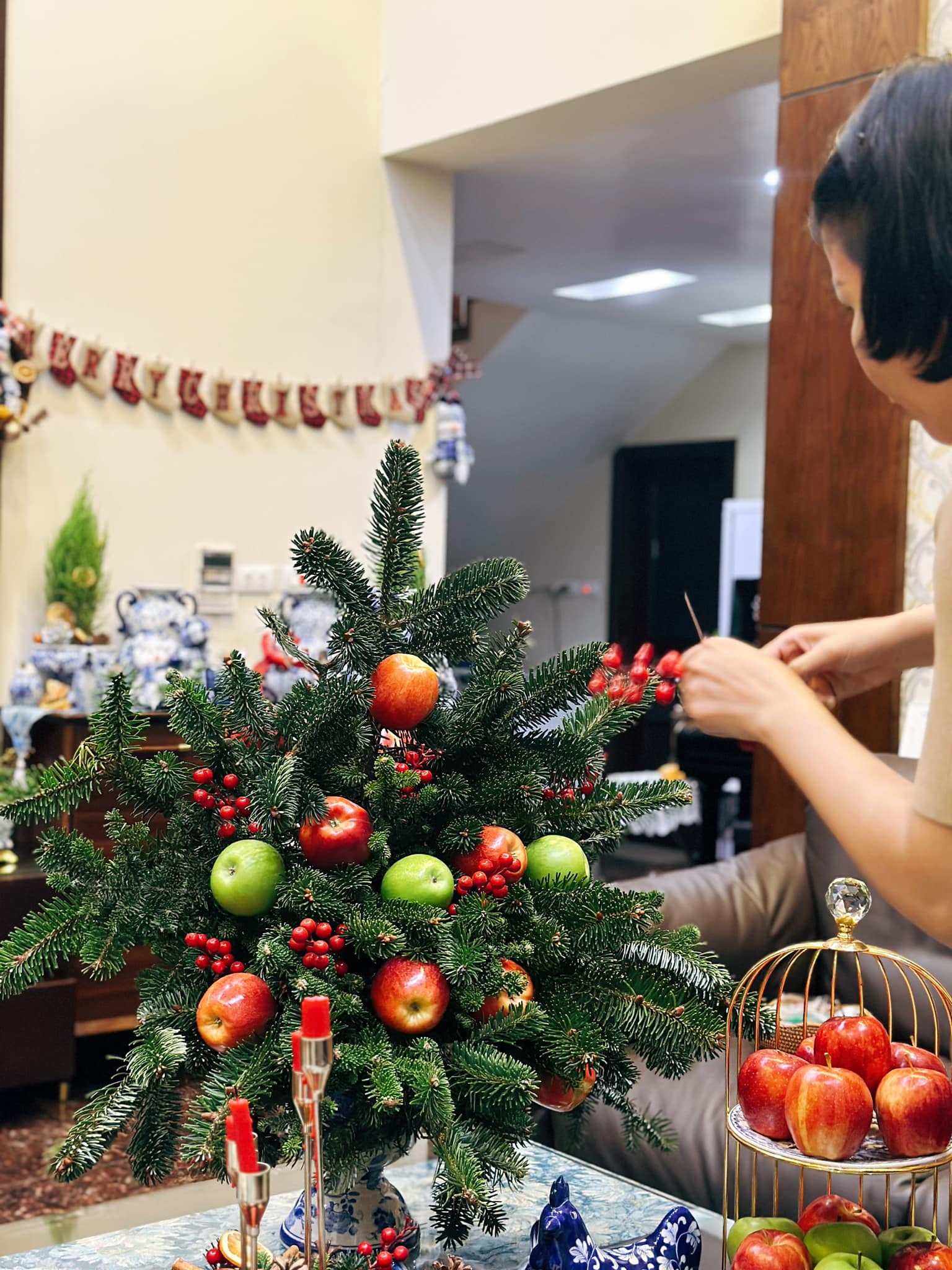 Mẹ 8x ở Quảng Ninh chỉ cách cắm cành thông tươi đón Giáng sinh dễ làm lại đẹp mê mẩn - Ảnh 23.