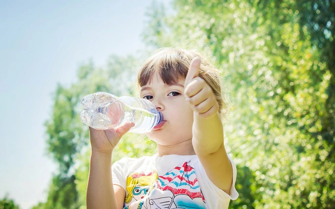 Loại nước giải khát mùa hè trẻ nào cũng mê nhưng lại tiềm ẩn nhiều nguy cơ sức khoẻ - Ảnh 1.