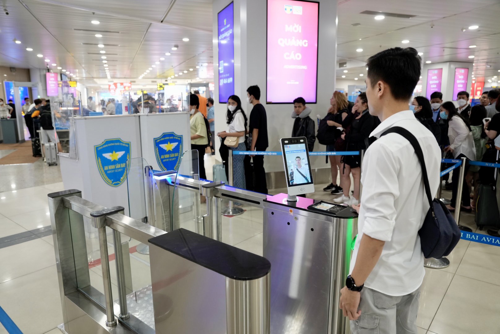 Sân bay Nội Bài và Tân Sơn Nhất dự kiến đón gần 1 triệu lượt người dịp nghỉ lễ 30/4, hành khách cần lưu ý những gì khi đi máy bay? - Ảnh 2.