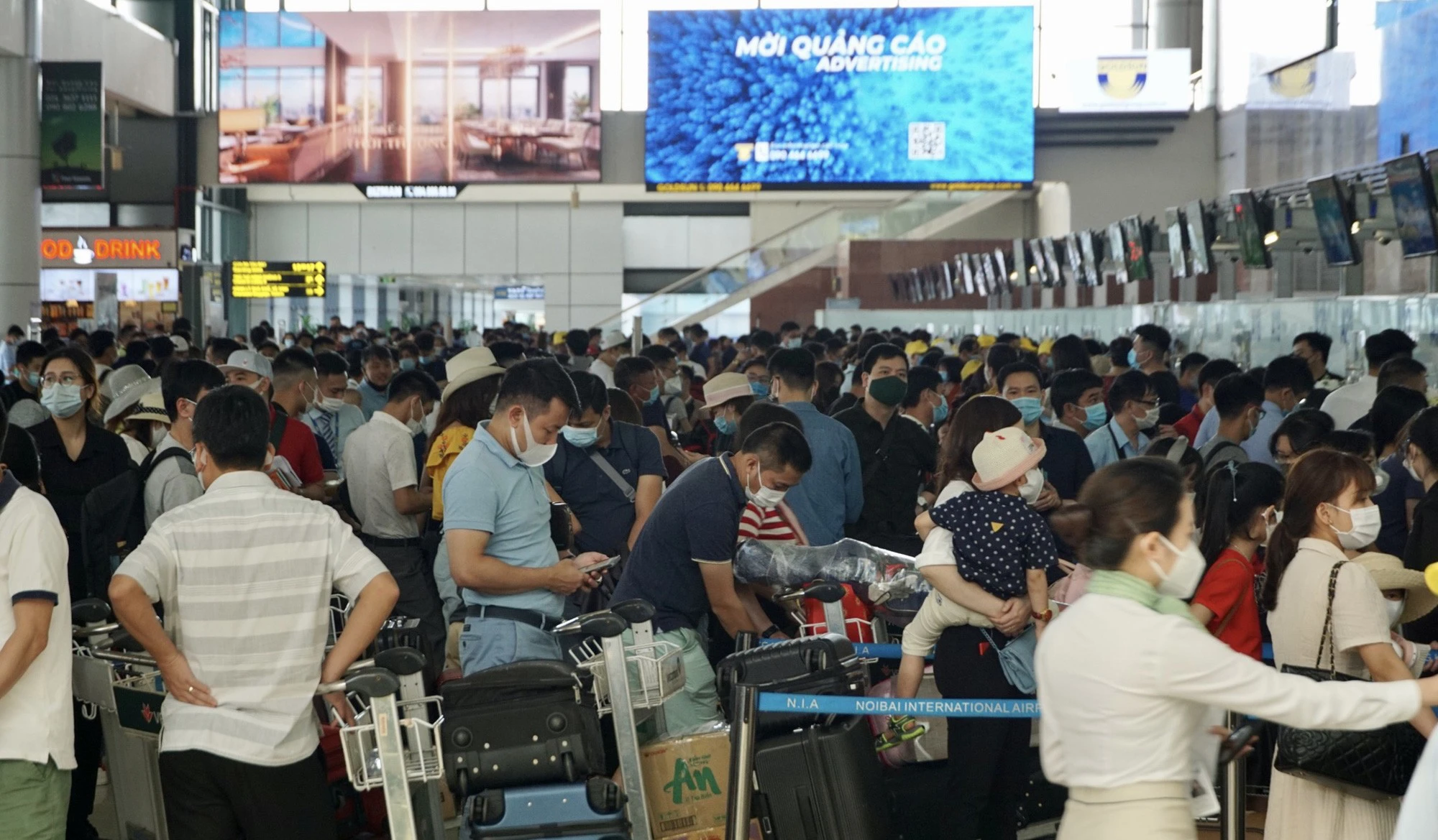 Sân bay Nội Bài và Tân Sơn Nhất dự kiến đón gần 1 triệu lượt người dịp nghỉ lễ 30/4, hành khách cần lưu ý những gì khi đi máy bay? - Ảnh 1.