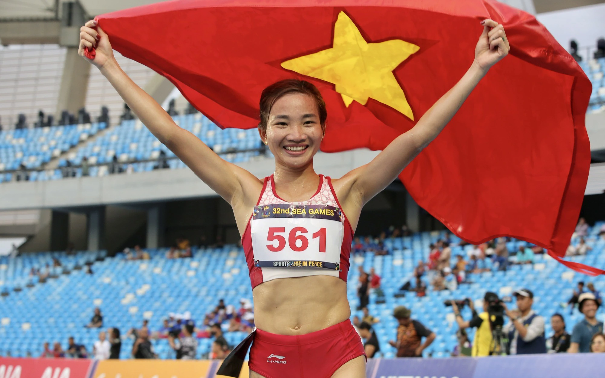Người mẹ trẻ/ Bà mẹ một con Nguyễn Thị Huyền trên đường chạy nữ hoàng: Lập chiến tích chưa từng có ở SEA Games - Ảnh 1.