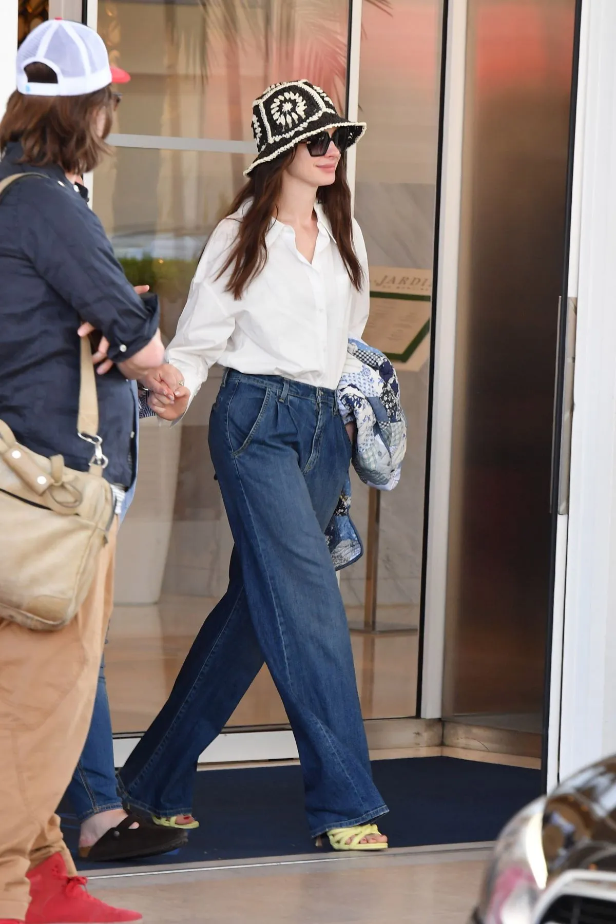 10 set quần jeans đơn giản mà siêu sang của Anne Hathaway - Ảnh 2.