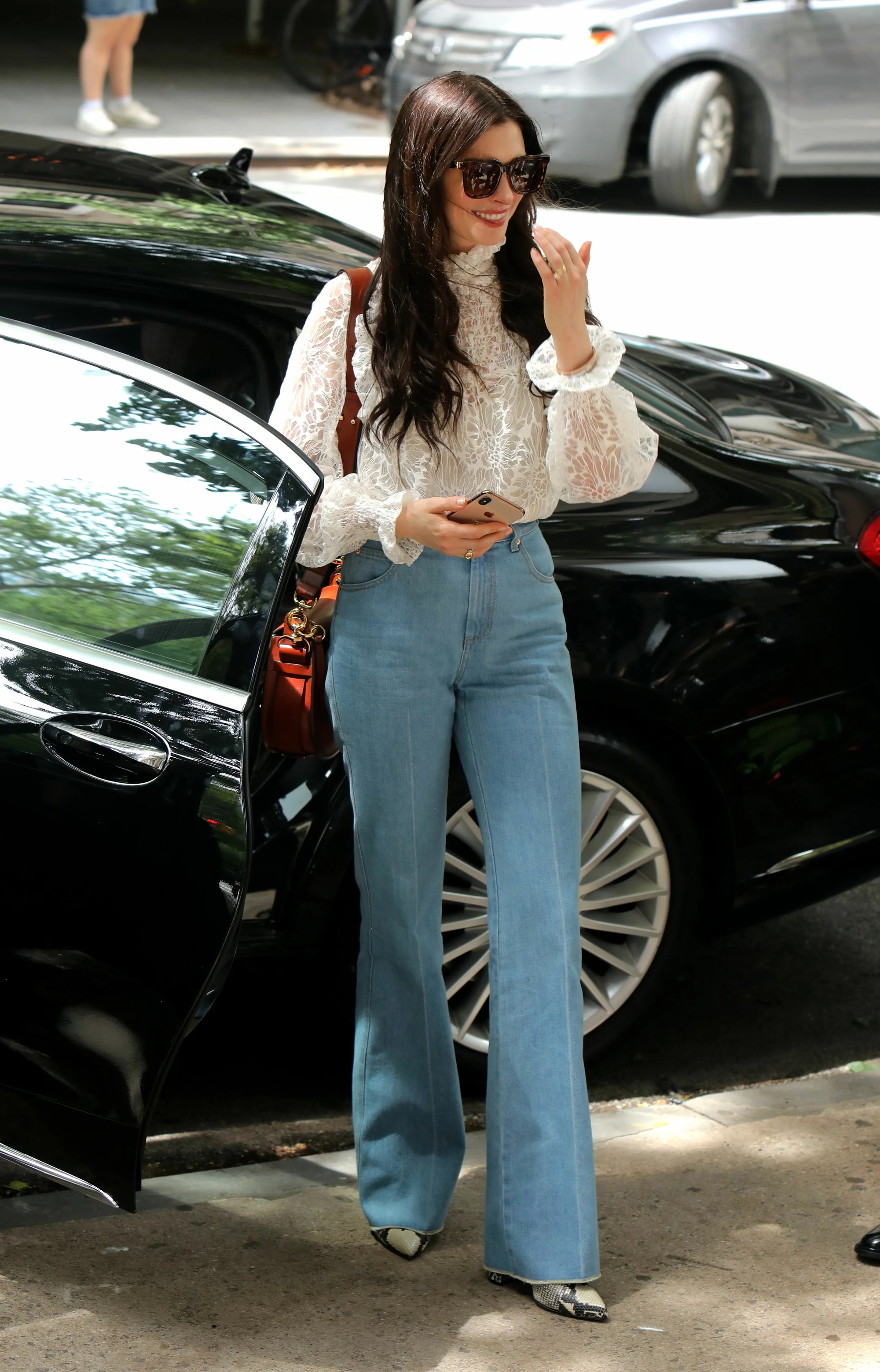 10 set quần jeans đơn giản mà siêu sang của Anne Hathaway - Ảnh 9.
