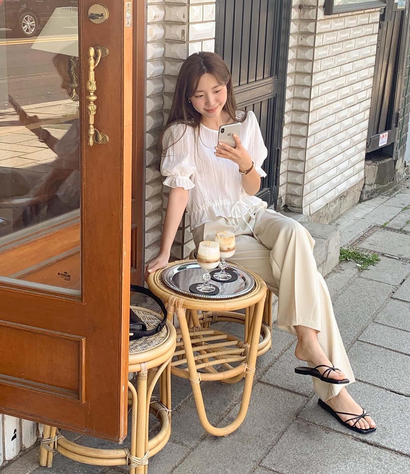 Vì sao trang phục sáng màu được diện nhiều vào mùa hè? - Ảnh 5.