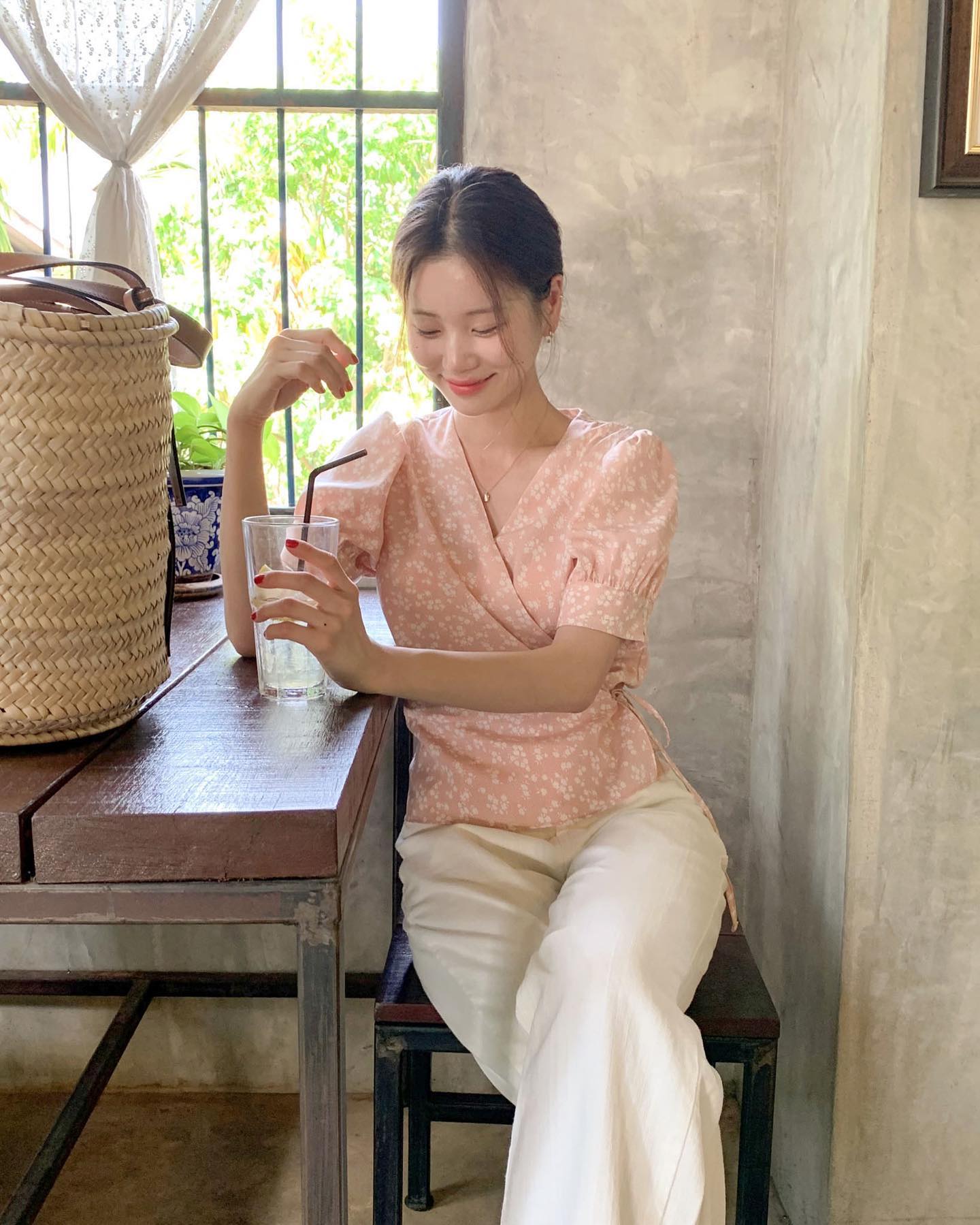 Vì sao trang phục sáng màu được diện nhiều vào mùa hè? - Ảnh 6.