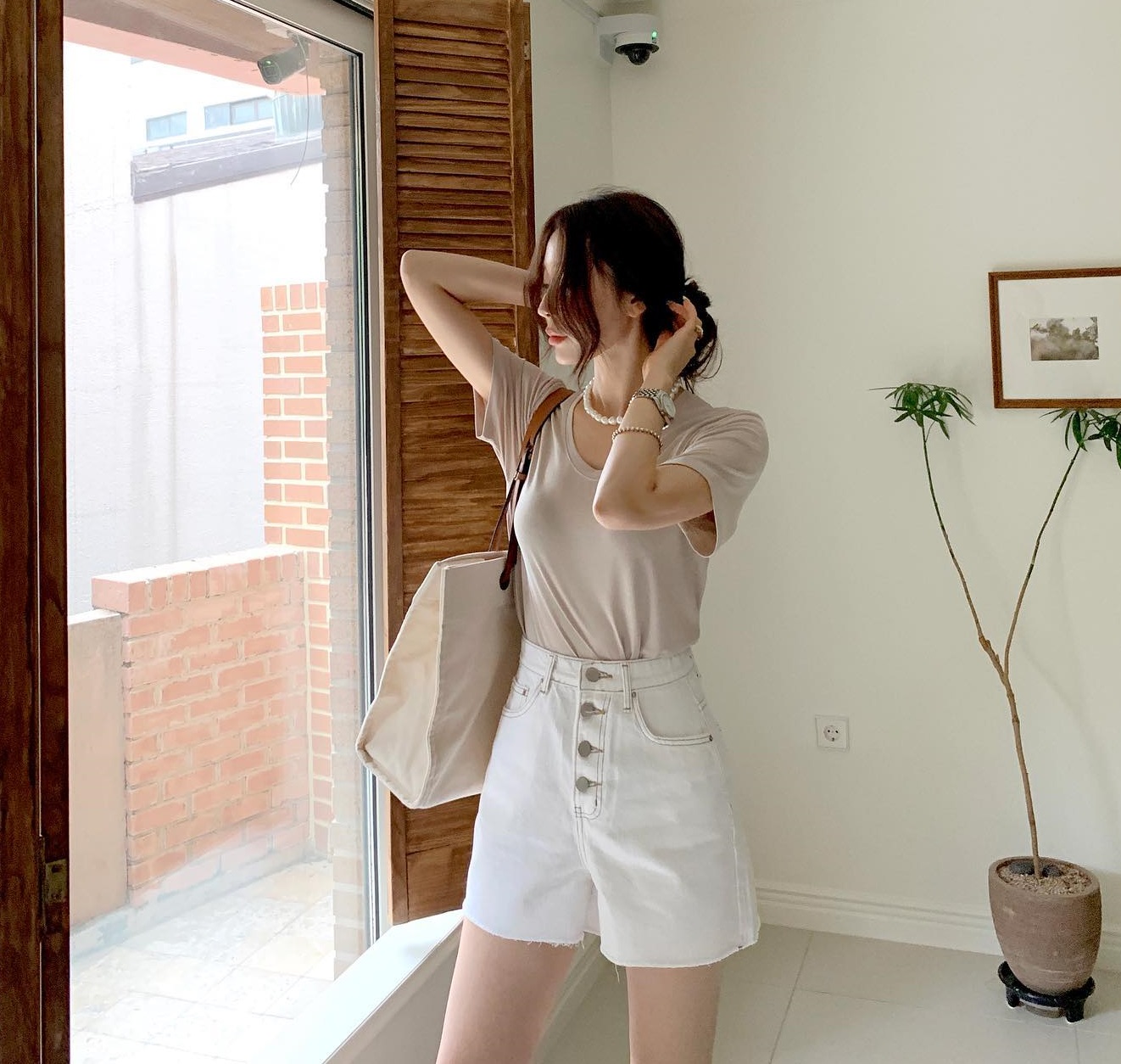 Vì sao trang phục sáng màu được diện nhiều vào mùa hè? - Ảnh 7.