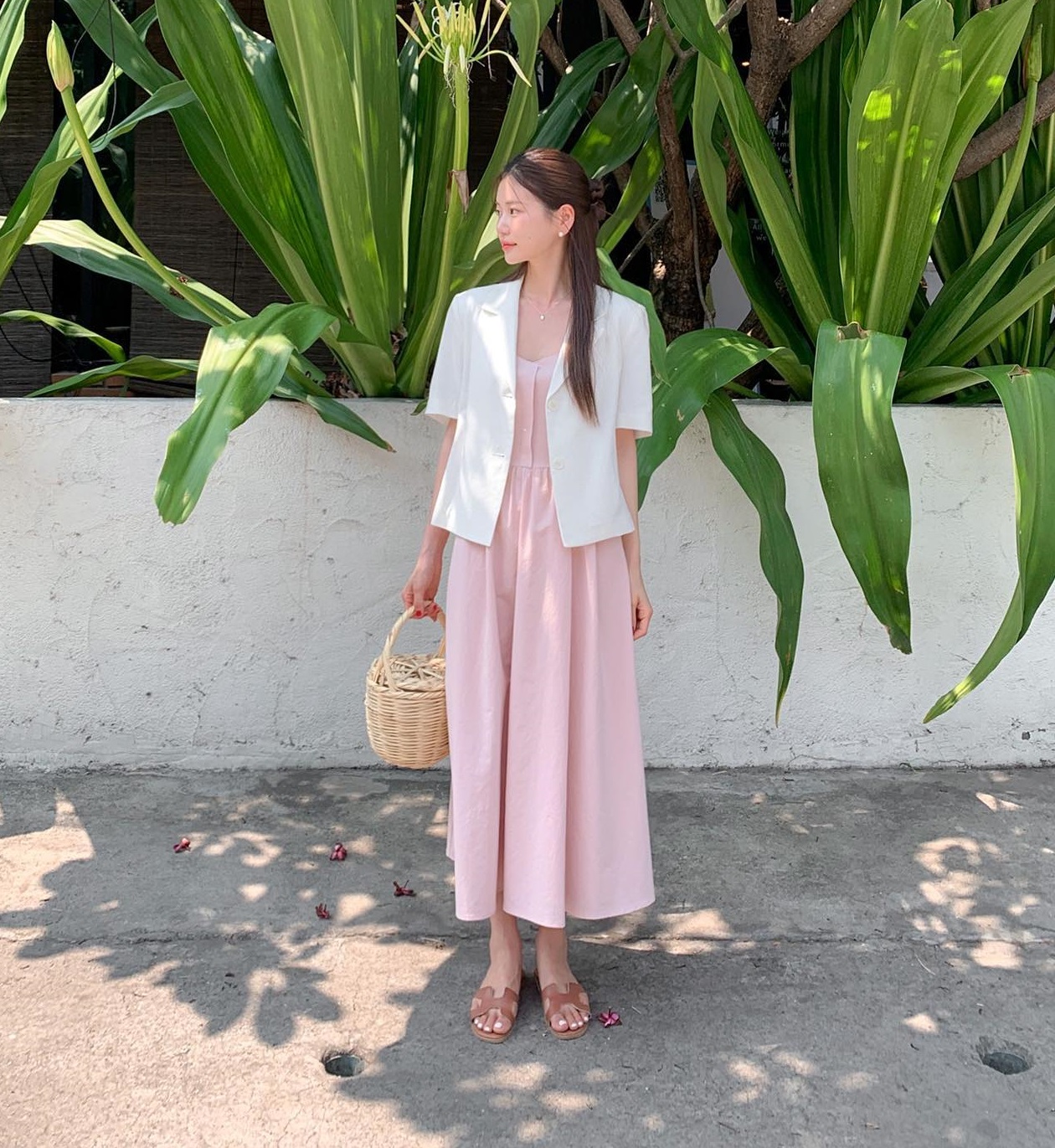 Vì sao trang phục sáng màu được diện nhiều vào mùa hè? - Ảnh 8.