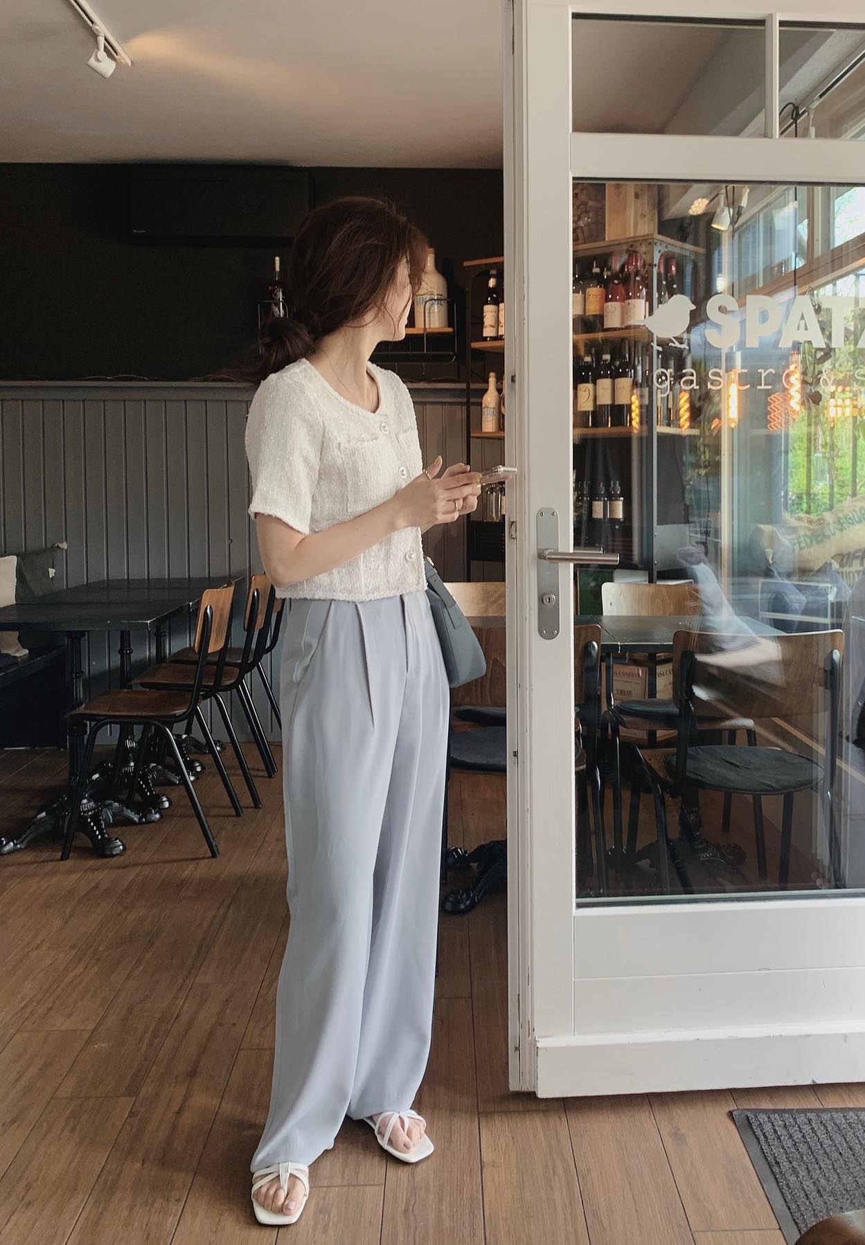 Vì sao trang phục sáng màu được diện nhiều vào mùa hè? - Ảnh 11.