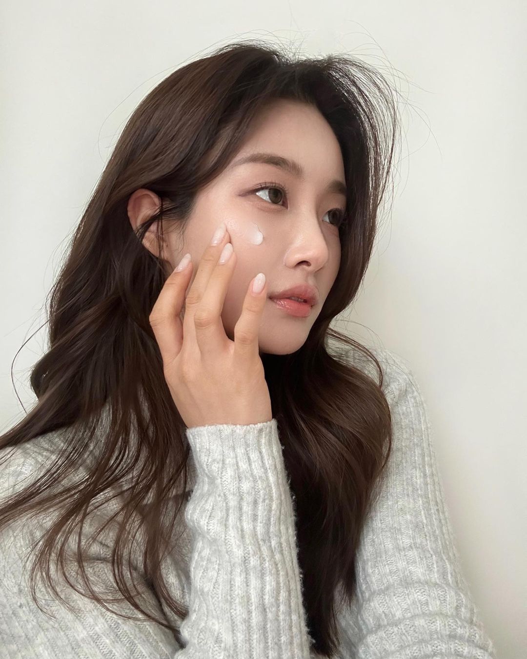 7 nguyên nhân khiến da xỉn màu, xám xịt dù bạn đổ &quot;tiền tạ tiền tấn&quot; skincare - Ảnh 3.