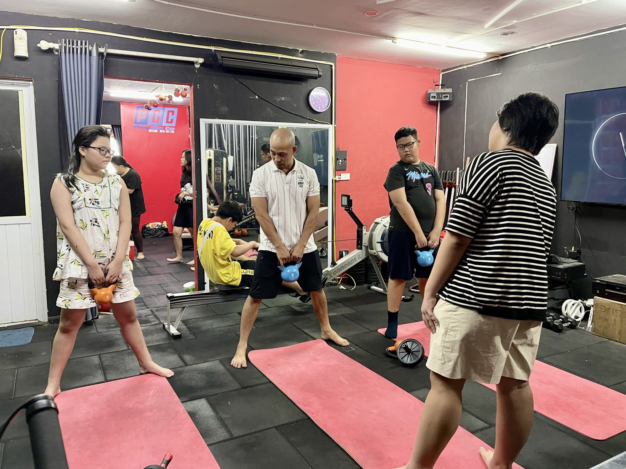 Hè này bố mẹ cho con tập Gym giúp bé khỏe mạnh, giảm căng thẳng, tránh xa các thiết bị điện tử - Ảnh 3.