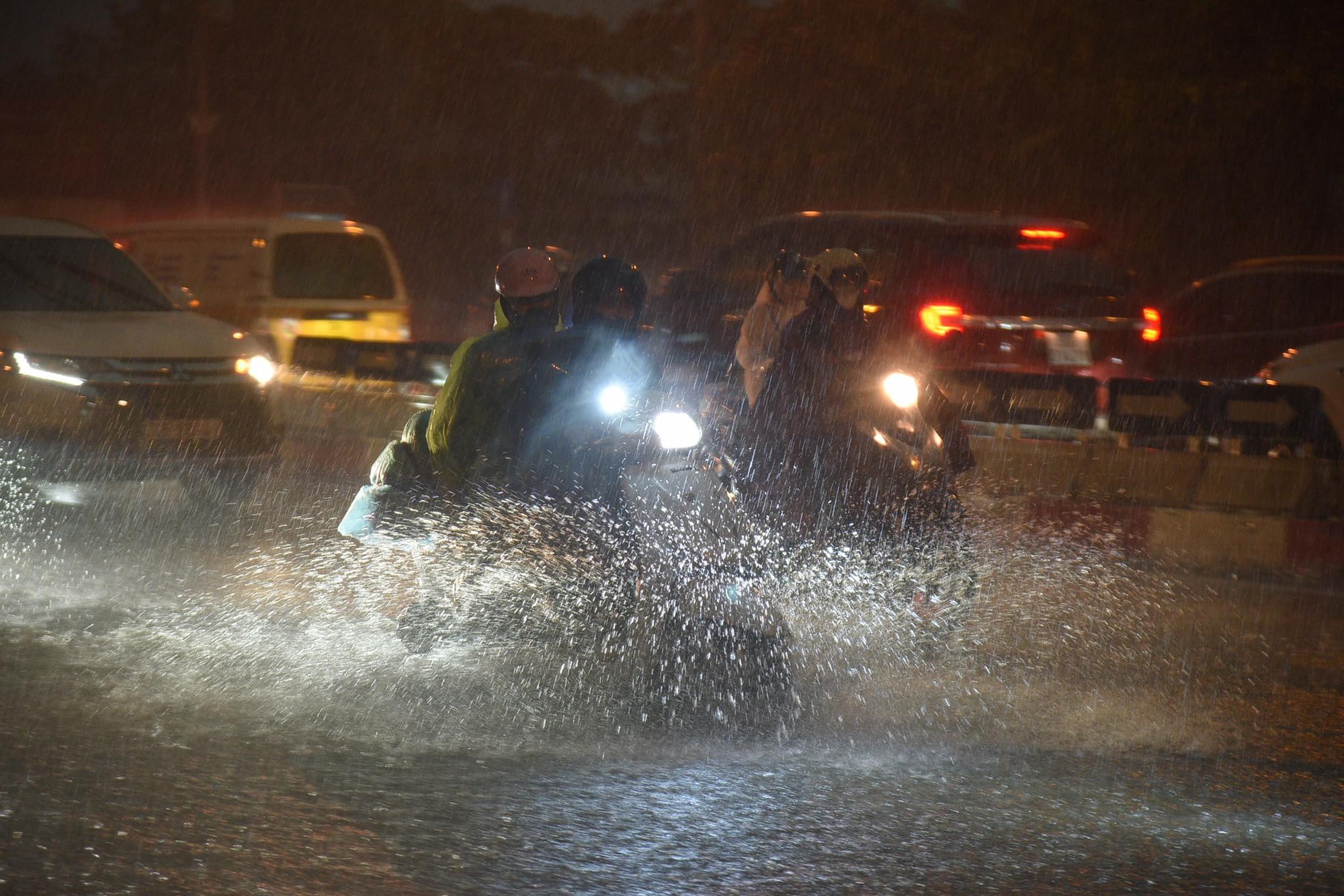 Hà Nội đón nắng nóng gay gắt, chờ mưa giải nhiệt - Ảnh 1. Hà Nội đón nắng nóng gay gắt, chờ mưa giải nhiệt - Ảnh 1.