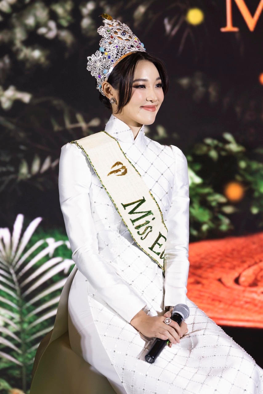 Điểm chung của các hoa hậu quốc tế khi diện áo dài truyền thống Việt Nam - Ảnh 2.