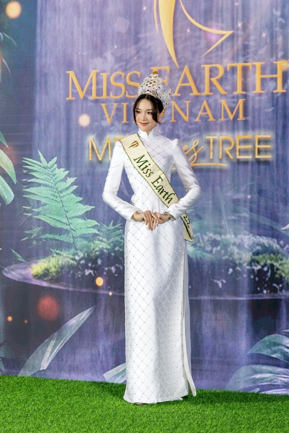 Điểm chung của các hoa hậu quốc tế khi diện áo dài truyền thống Việt Nam - Ảnh 1.