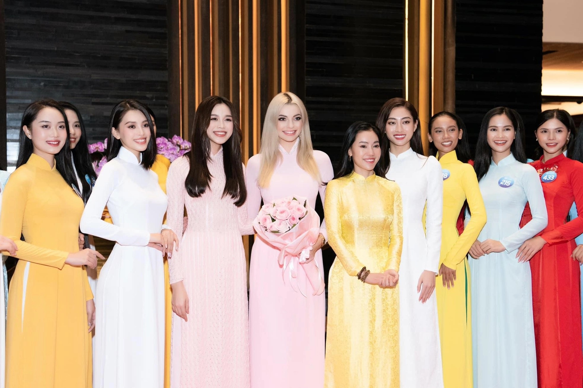 Điểm chung của các hoa hậu quốc tế khi diện áo dài truyền thống Việt Nam - Ảnh 5.