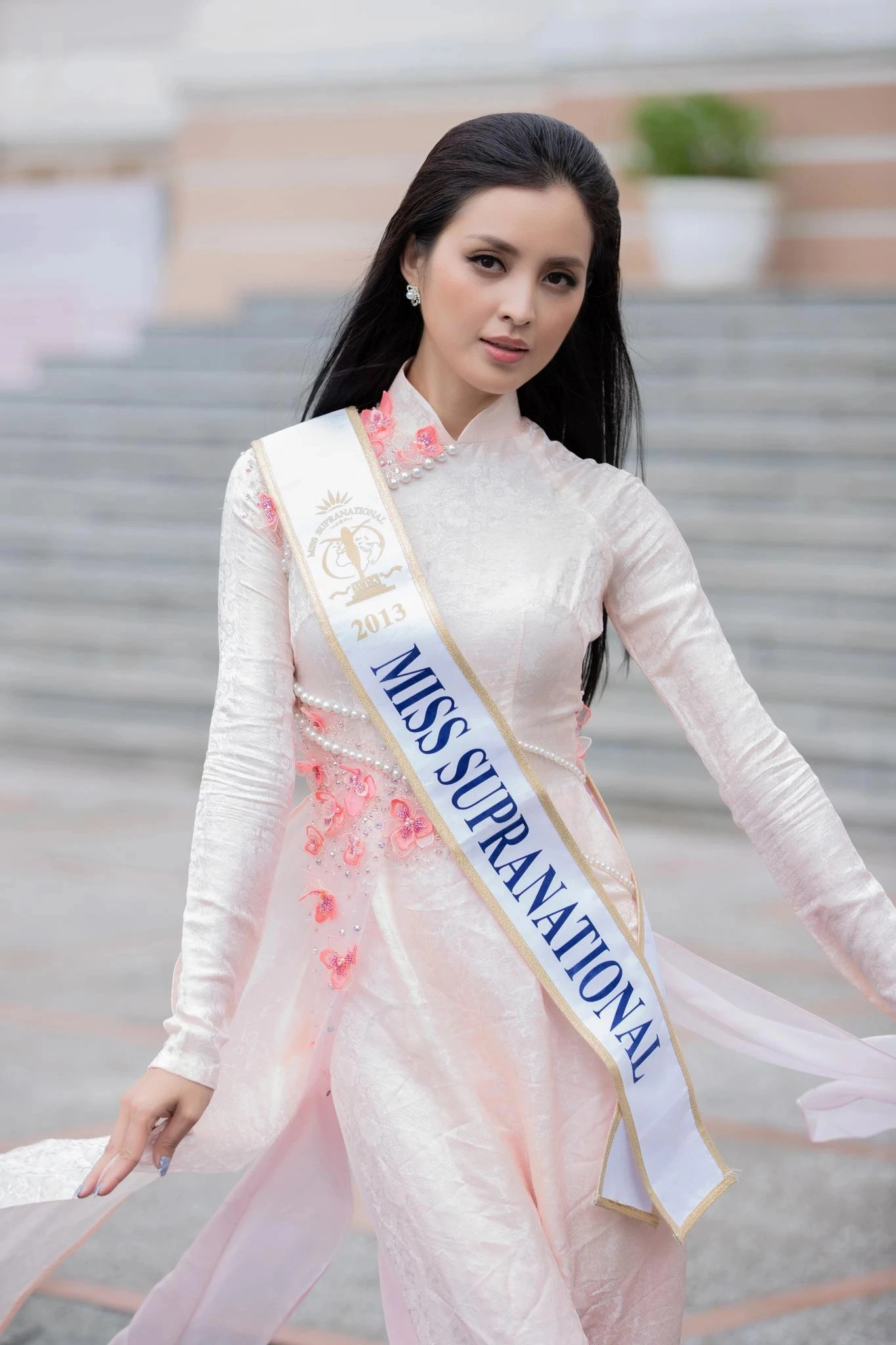 Điểm chung của các hoa hậu quốc tế khi diện áo dài truyền thống Việt Nam - Ảnh 10.