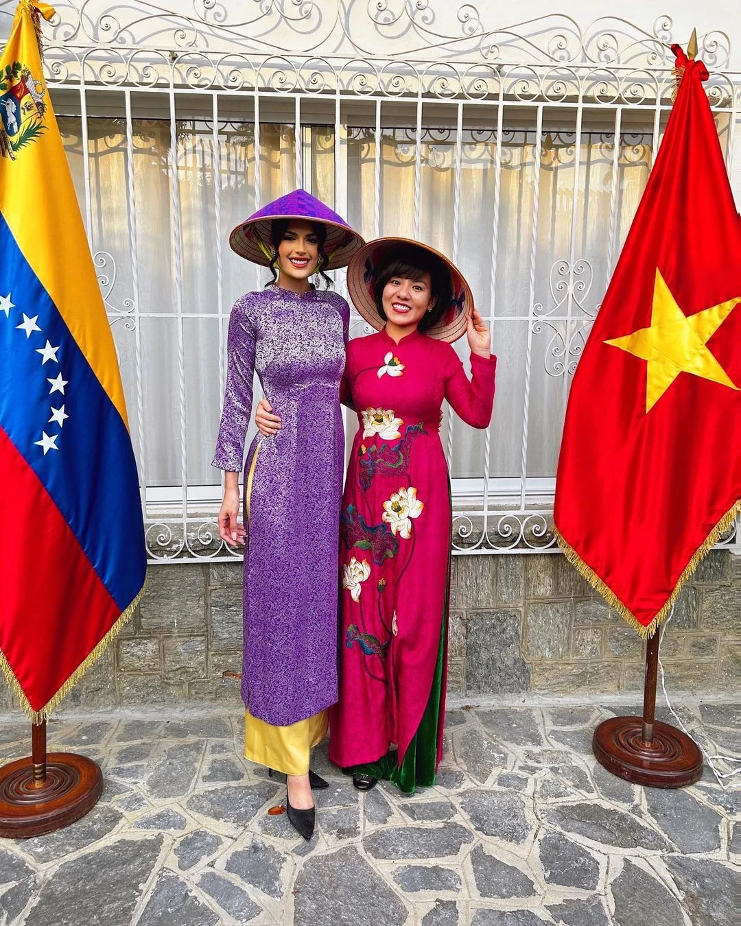 Điểm chung của các hoa hậu quốc tế khi diện áo dài truyền thống Việt Nam - Ảnh 9.