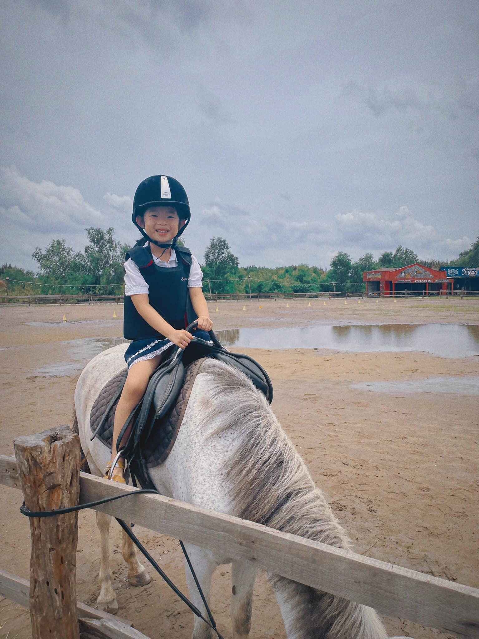 Trải nghiệm cưỡi ngựa giúp bé kiểm soát sự thăng bằng, chinh phục nỗi sợ hãi, cải thiện sự tập trung và kỹ năng giải quyết vấn đề  - Ảnh 1.