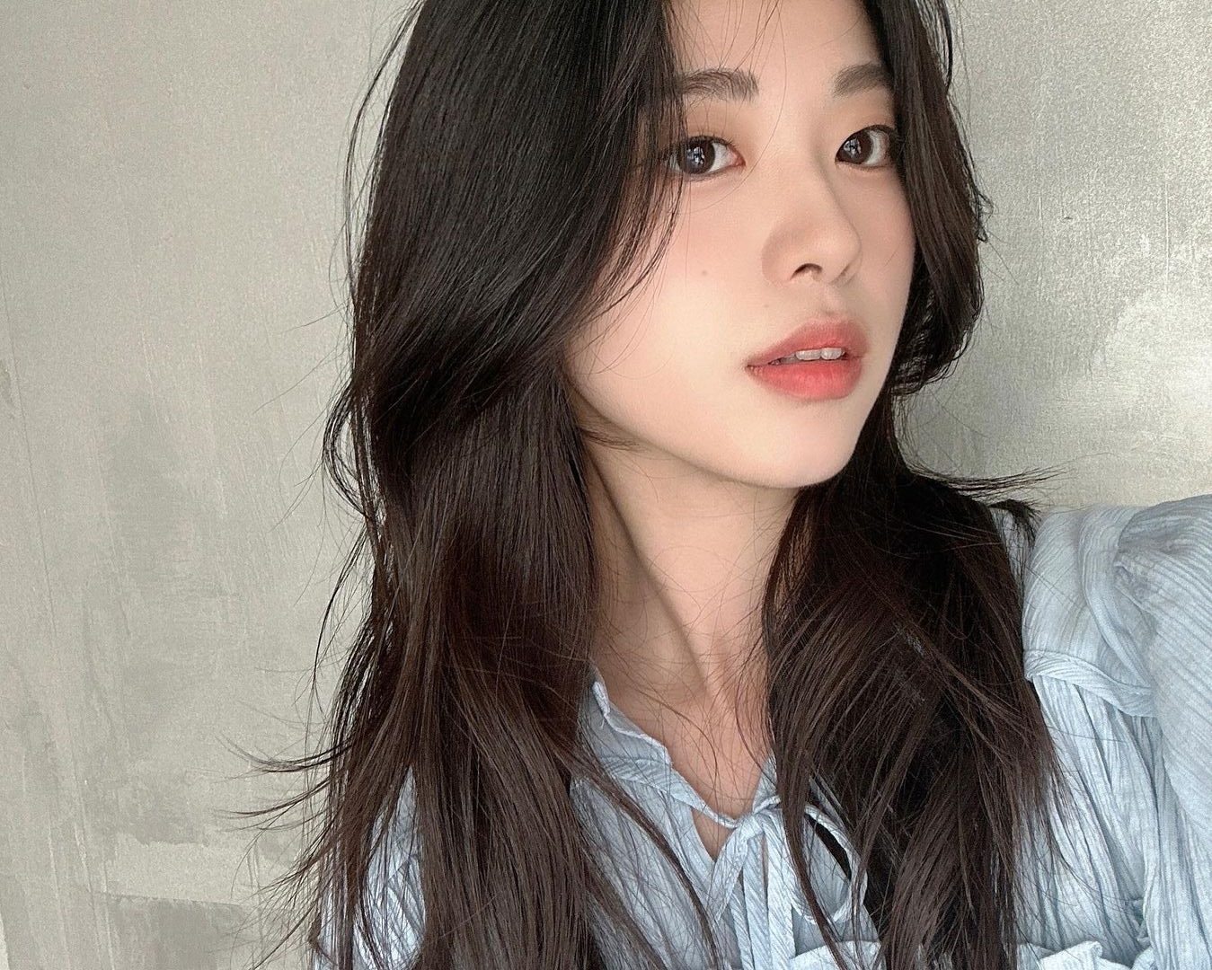 5 điều nên làm trước khi gội đầu để tóc luôn chắc khỏe - Ảnh 1.