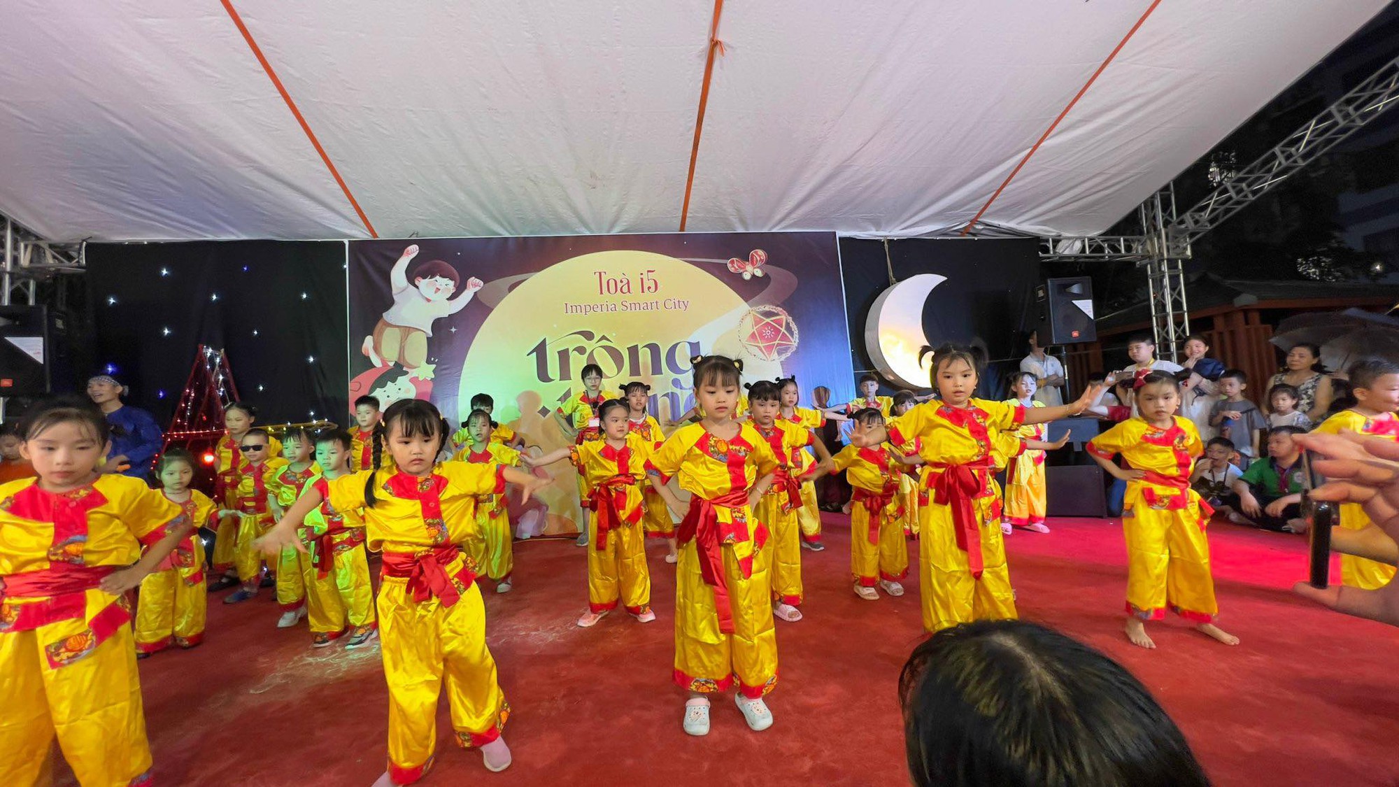 Tết Trung thu khó quên của những em bé ở chung cư Hà Nội: Háo hức đội mưa cùng ba mẹ xem múa lân - Ảnh 3.