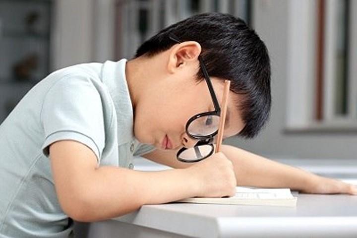 Không cần phẫu thuật mà vẫn có thể “tạm biệt kính cận” vào ban ngày nhờ làm một việc trong lúc ngủ - Ảnh 1. Không cần phẫu thuật mà vẫn có thể “tạm biệt kính cận” vào ban ngày nhờ làm một việc trong lúc ngủ - Ảnh 1.