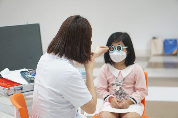 Không cần phẫu thuật mà vẫn có thể “tạm biệt kính cận” vào ban ngày nhờ làm một việc trong lúc ngủ - Ảnh 2. Không cần phẫu thuật mà vẫn có thể “tạm biệt kính cận” vào ban ngày nhờ làm một việc trong lúc ngủ - Ảnh 2.