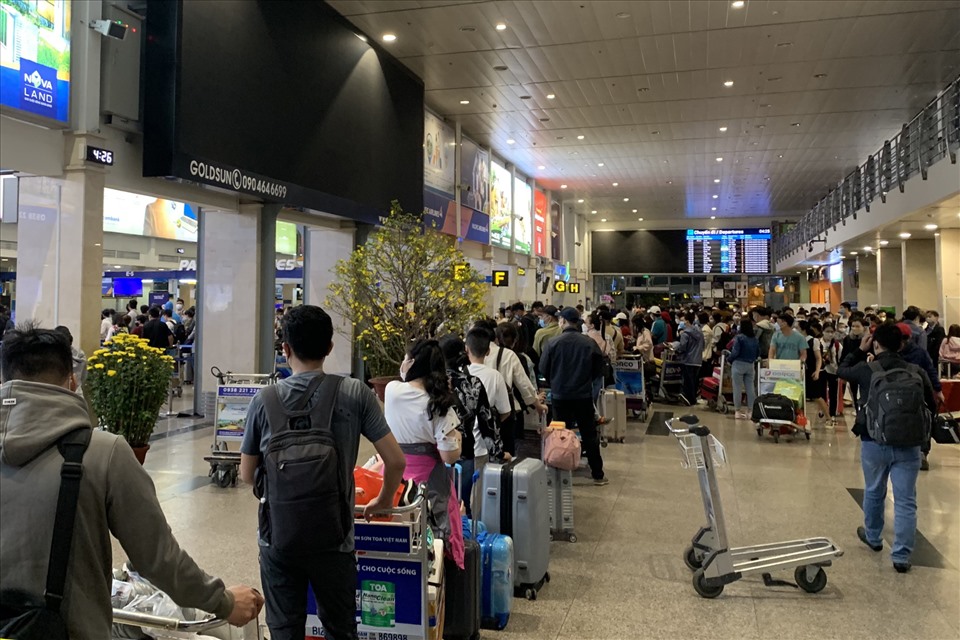 Hàng không &quot;bơm&quot; thêm hàng trăm chuyến bay từ TPHCM dịp Tết Nguyên đán, hành khách tại Tân Sơn Nhất cần lưu ý gì? - Ảnh 1.