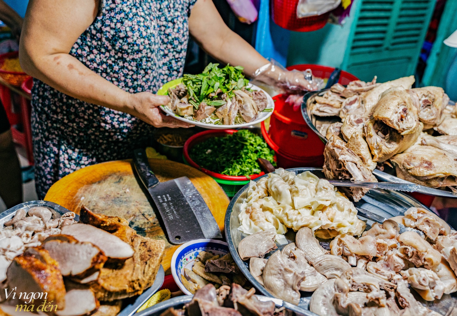 Quán ăn nằm trong tít bên trong con hẻm, lúc nào cũng đầy ắp đồ ăn, nổi tiếng nhờ món hủ tiếu ăn cùng topping đặc biệt không nơi nào có - Ảnh 4.