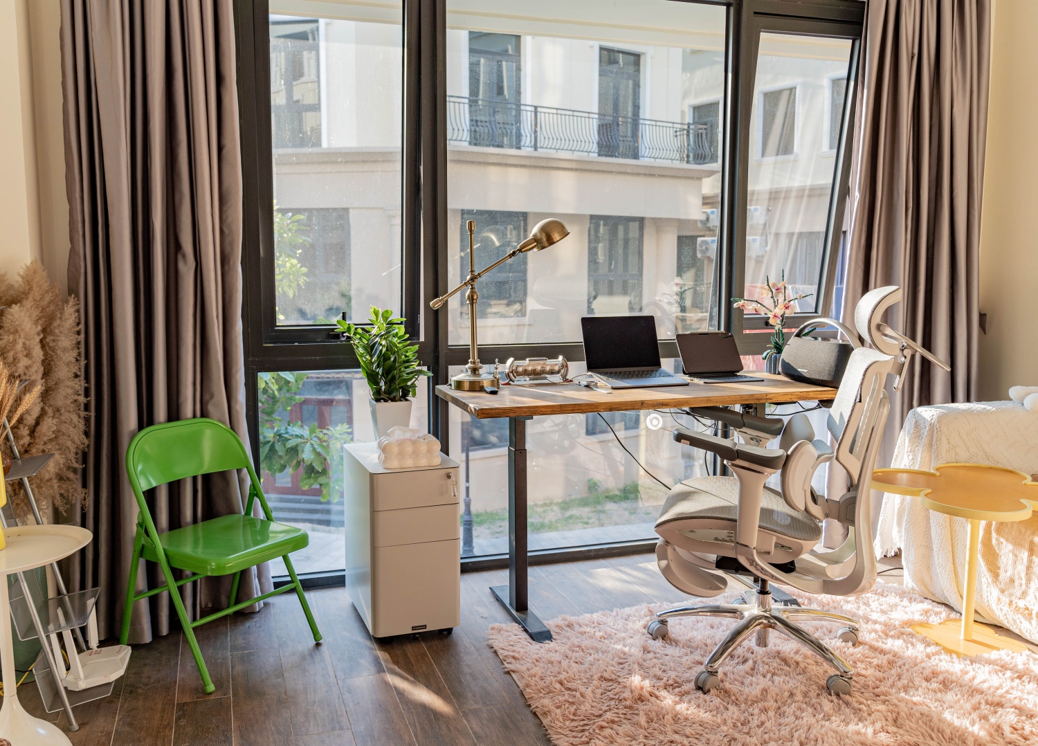 Cô gái Hà Nội mê decor góc làm việc tại nhà: Vừa xinh xắn lại vừa nhiều công năng, có cả chỗ ngồi &quot;chill&quot; khi nghỉ ngơi - Ảnh 1.