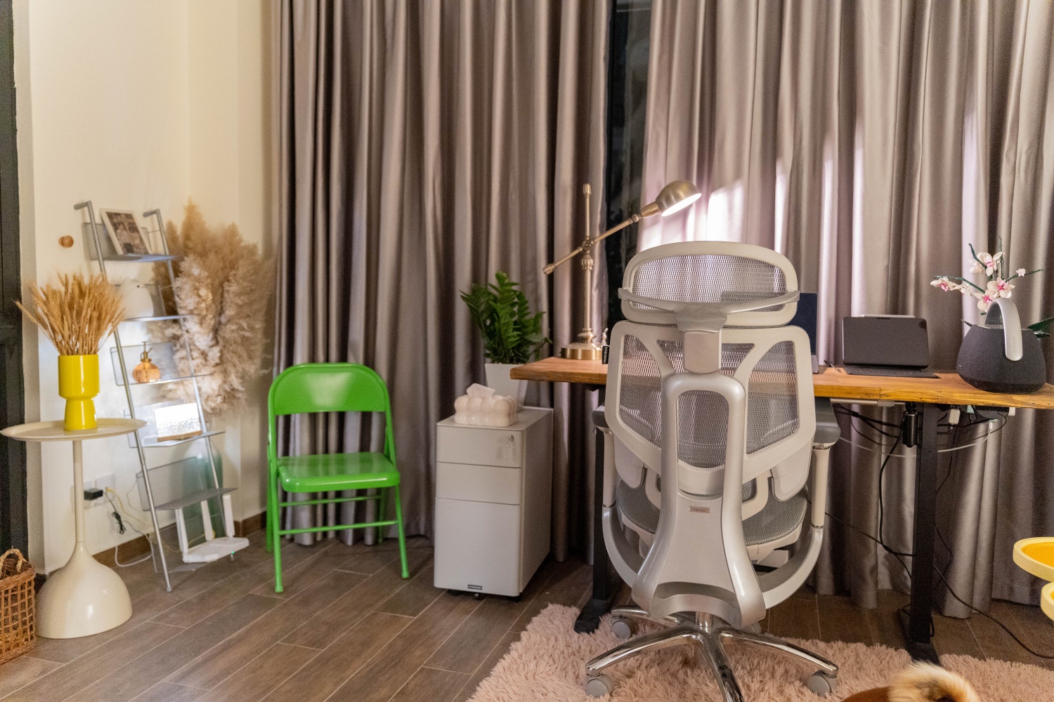 Cô gái Hà Nội mê decor góc làm việc tại nhà: Vừa xinh xắn lại vừa nhiều công năng, có cả chỗ ngồi &quot;chill&quot; khi nghỉ ngơi - Ảnh 4.