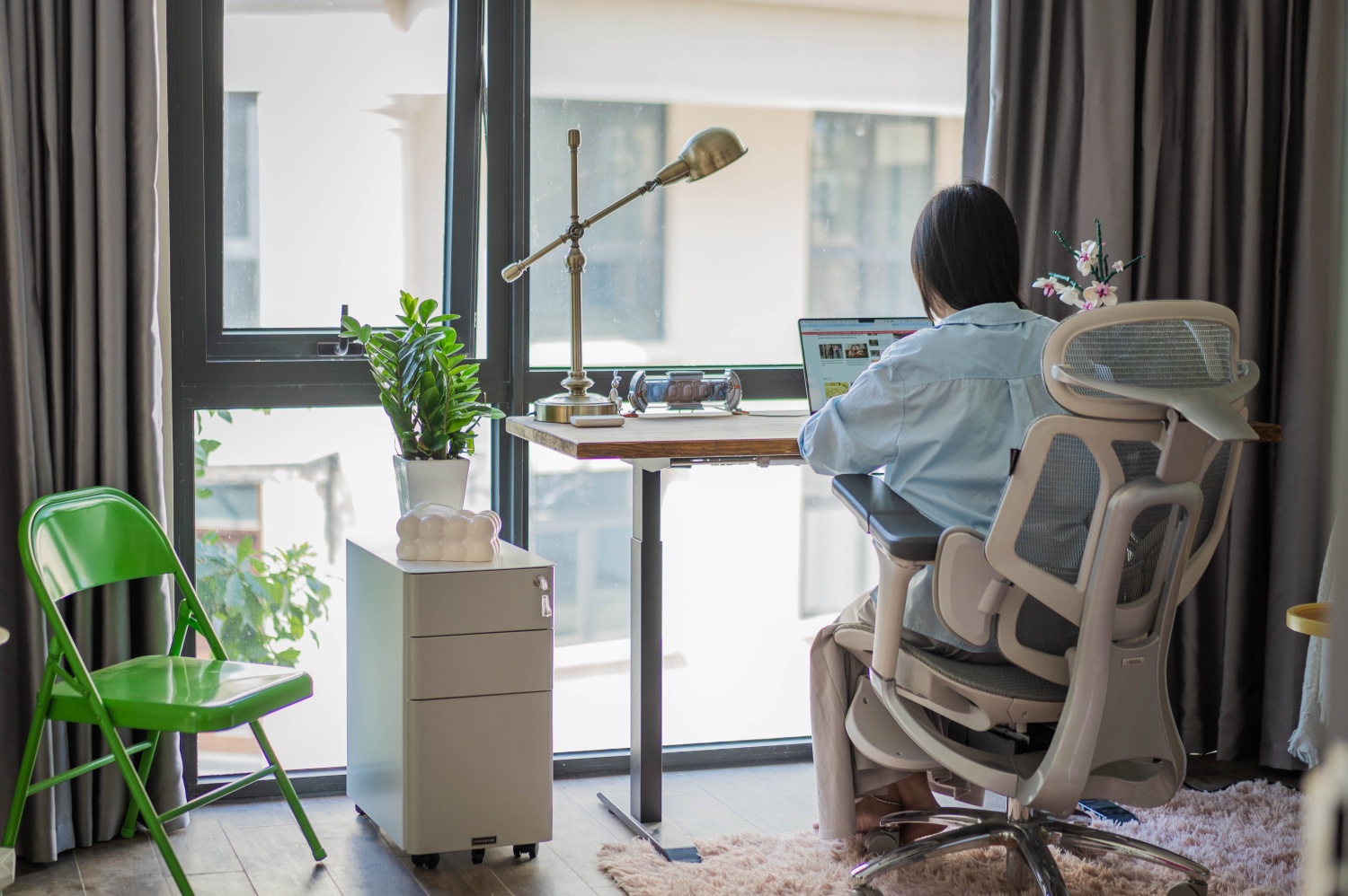 Cô gái Hà Nội mê decor góc làm việc tại nhà: Vừa xinh xắn lại vừa nhiều công năng, có cả chỗ ngồi &quot;chill&quot; khi nghỉ ngơi - Ảnh 2.