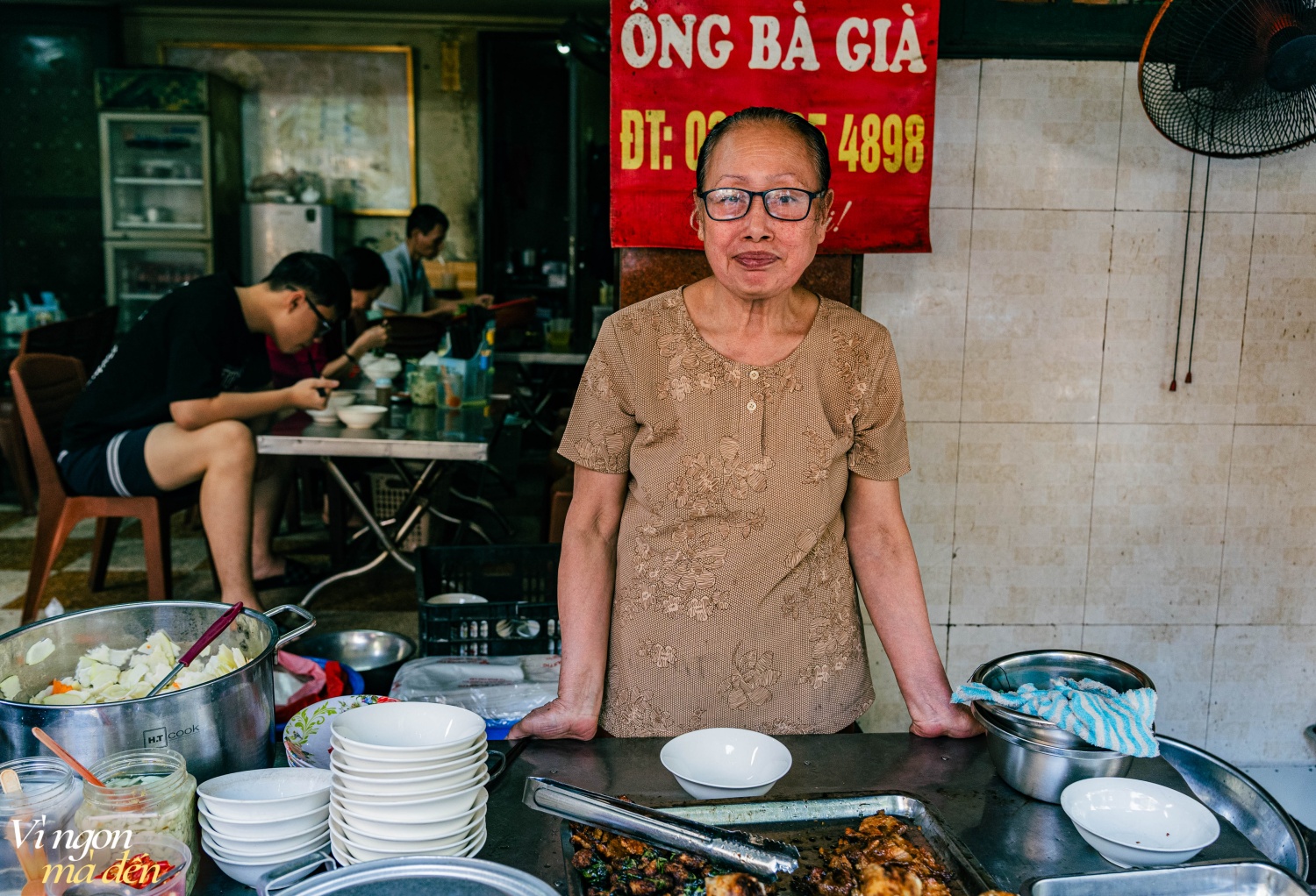 Quán bún chả &quot;ông bà già&quot; bán 3 đời, nổi tiếng nhờ những miếng chả băm cuốn lá mùi tàu ngon lạ - Ảnh 13.