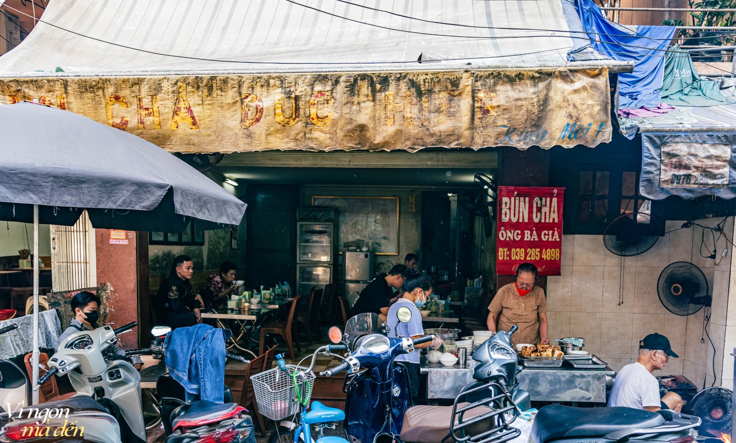 Quán bún chả &quot;ông bà già&quot; bán 3 đời, nổi tiếng nhờ những miếng chả băm cuốn lá mùi tàu ngon lạ - Ảnh 10.