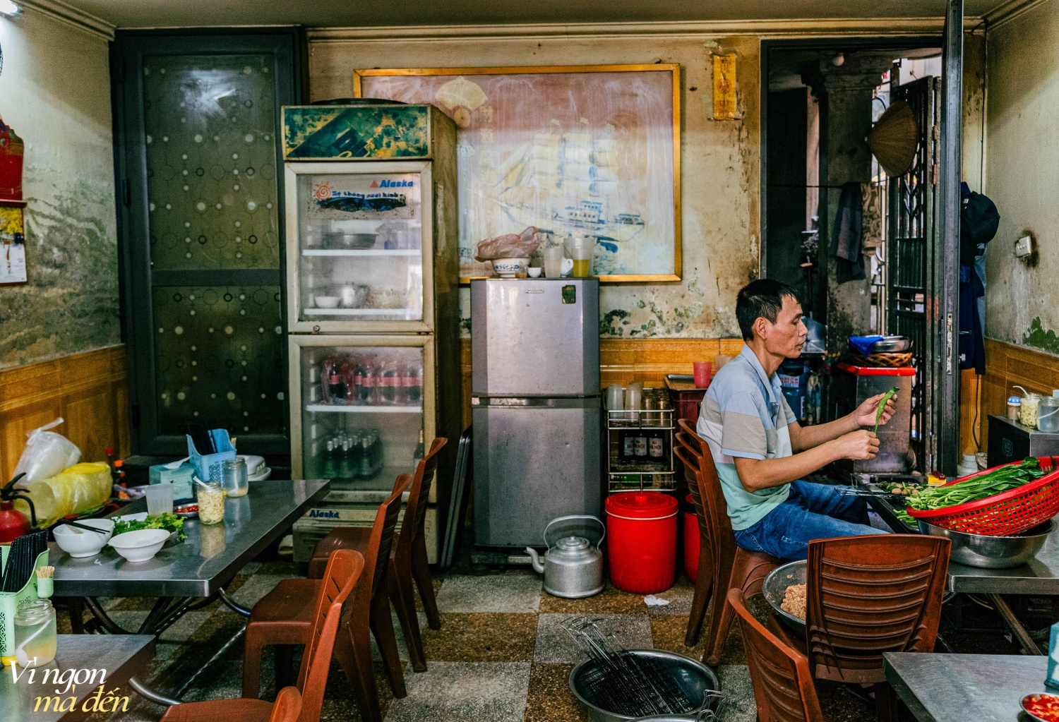 Quán bún chả &quot;ông bà già&quot; bán 3 đời, nổi tiếng nhờ những miếng chả băm cuốn lá mùi tàu ngon lạ - Ảnh 15.