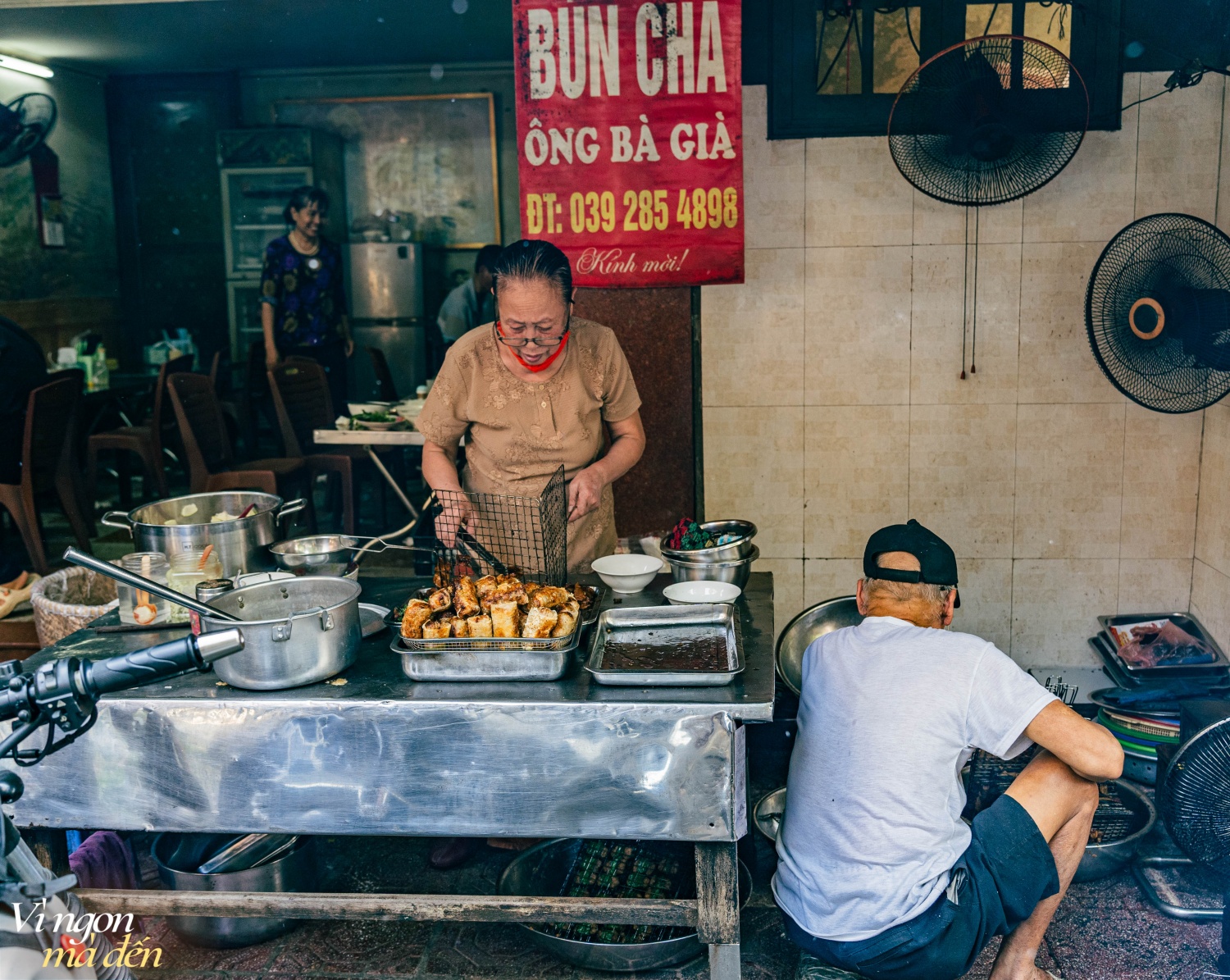 Quán bún chả &quot;ông bà già&quot; bán 3 đời, nổi tiếng nhờ những miếng chả băm cuốn lá mùi tàu ngon lạ - Ảnh 11.