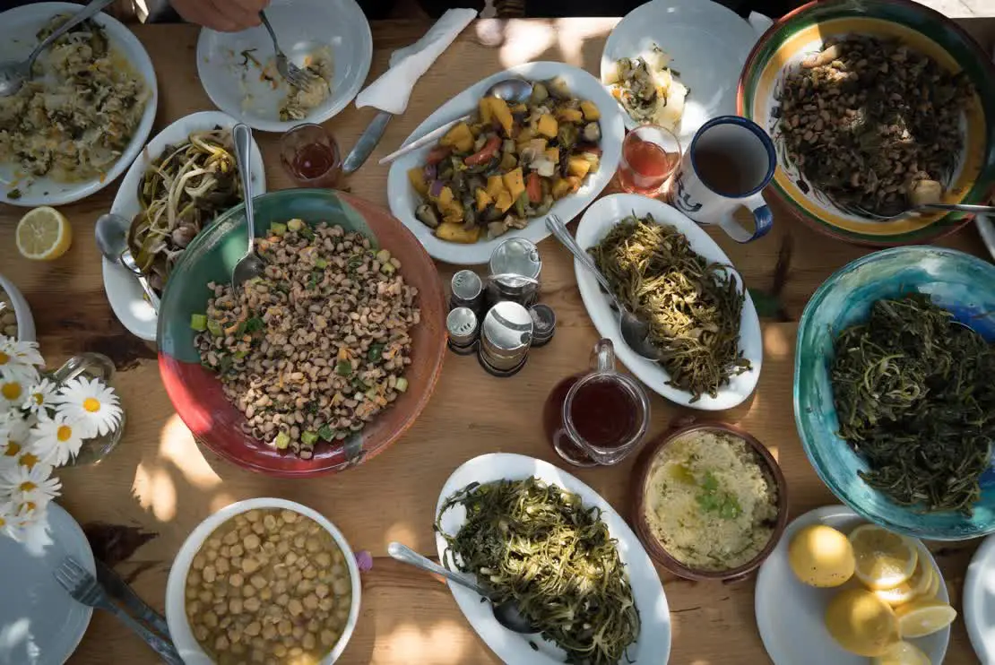 Tiết lộ bữa trưa hàng ngày của gia đình sống lâu nhất thế giới gồm những thực phẩm quen thuộc đến không ngờ - Ảnh 3.