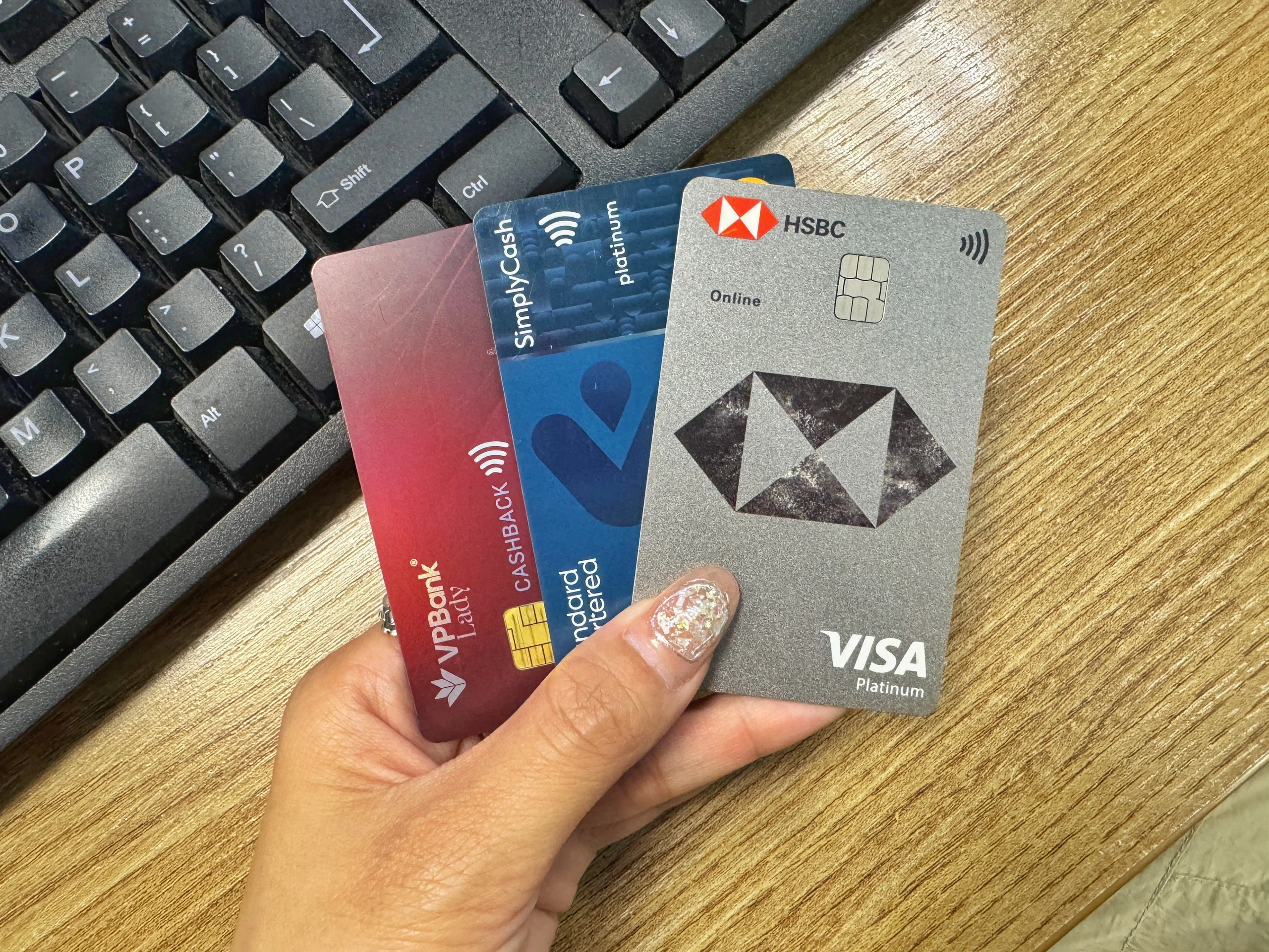 9X Hà Nội dùng 3 thẻ tín dụng cùng lúc, có lúc được hoàn đến 2 triệu/tháng nhờ cách sử dụng hợp lý - Ảnh 1.
