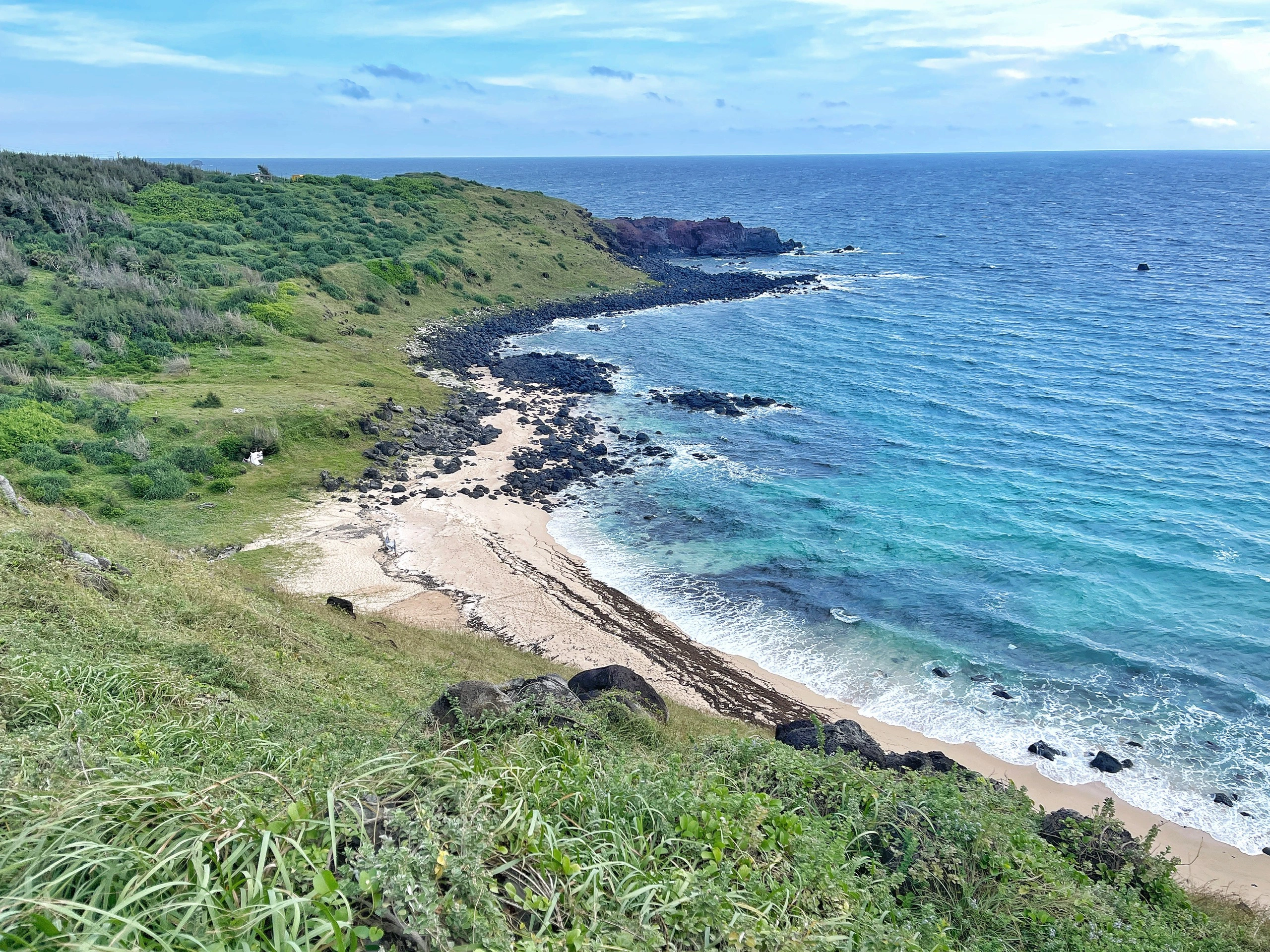 Đảo Phú Quý bắt đầu vào mùa biển xanh nắng vàng chỉ cần đứng vào là có ảnh đẹp, rủ nhau đi du lịch thôi các chị em - Ảnh 1.