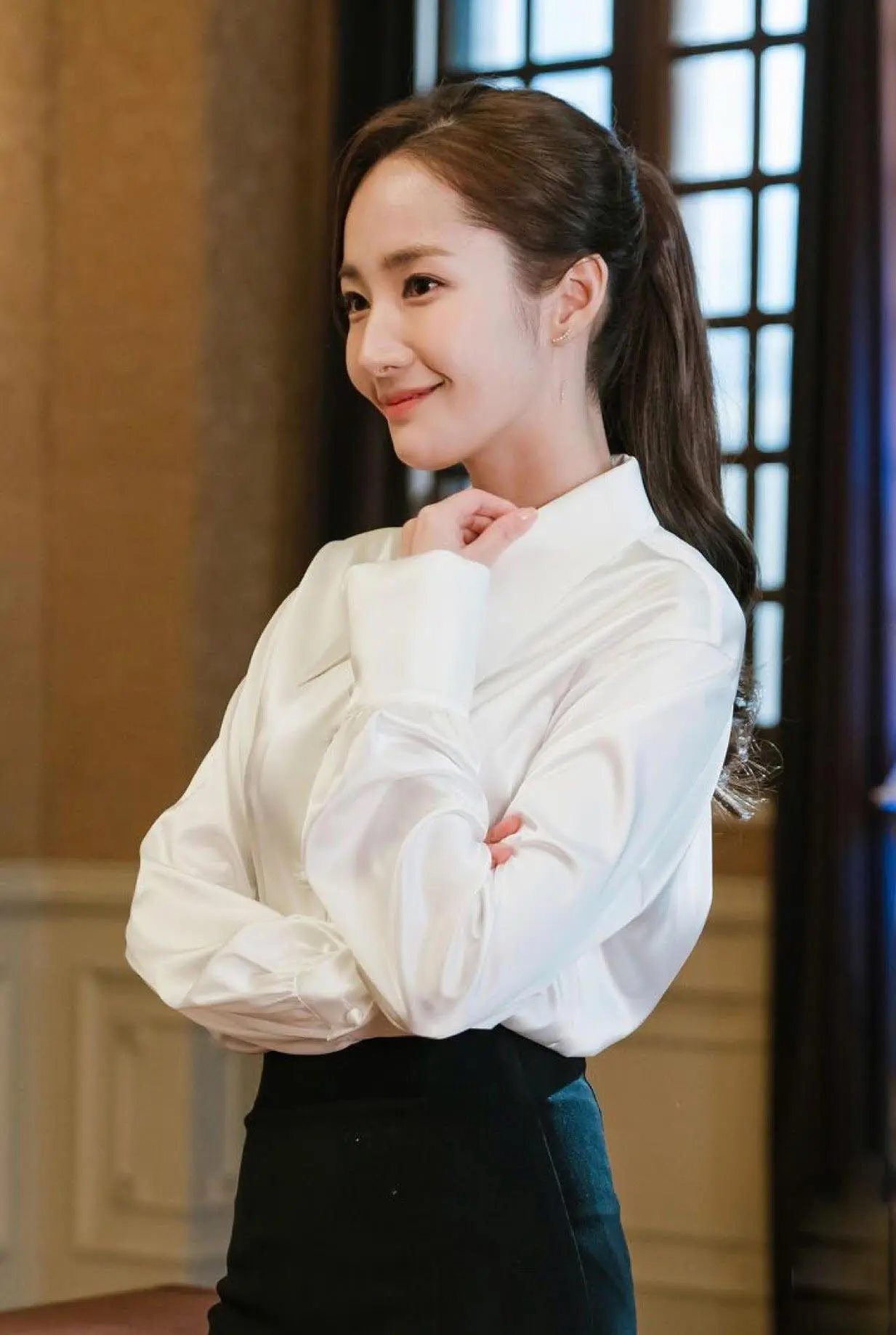 6 kiểu tóc trẻ trung nàng công sở có thể học từ Park Min Young - Ảnh 3.