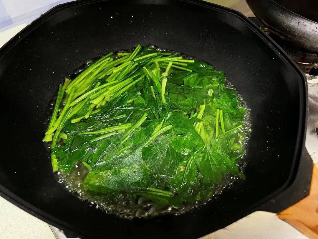 Nấu món canh từ loại rau tươi mát, rẻ tiền vào mùa xuân, ăn vừa ngon, bổ dưỡng lại thanh mát  - Ảnh 2.