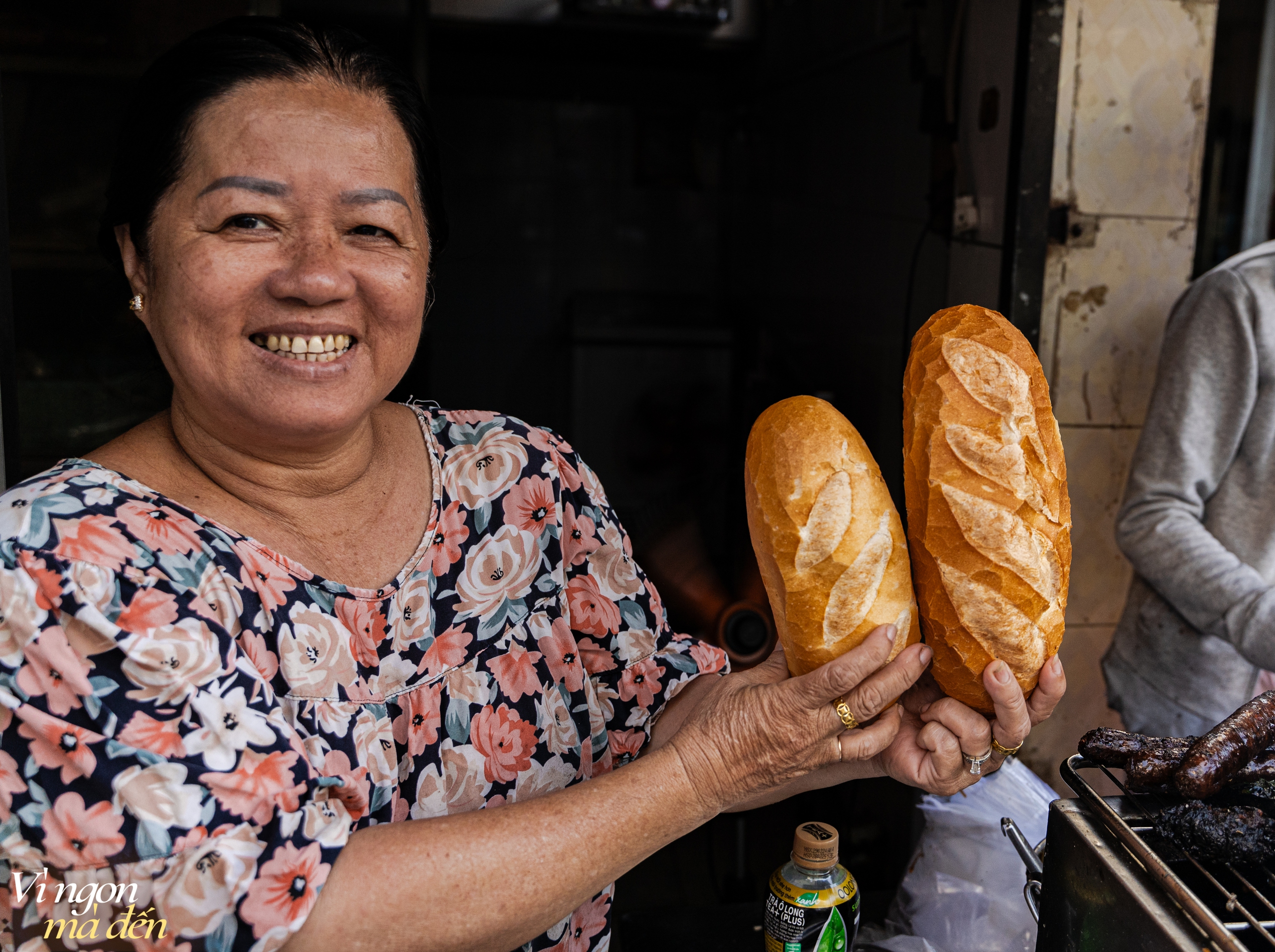 Tiệm bánh mì hơn 40 năm tuổi nổi tiếng với topping sườn sụn giòn sật ăn cùng cải chua lạ miệng, size to nhất lên đến 70.000VNĐ/chiếc - Ảnh 9.