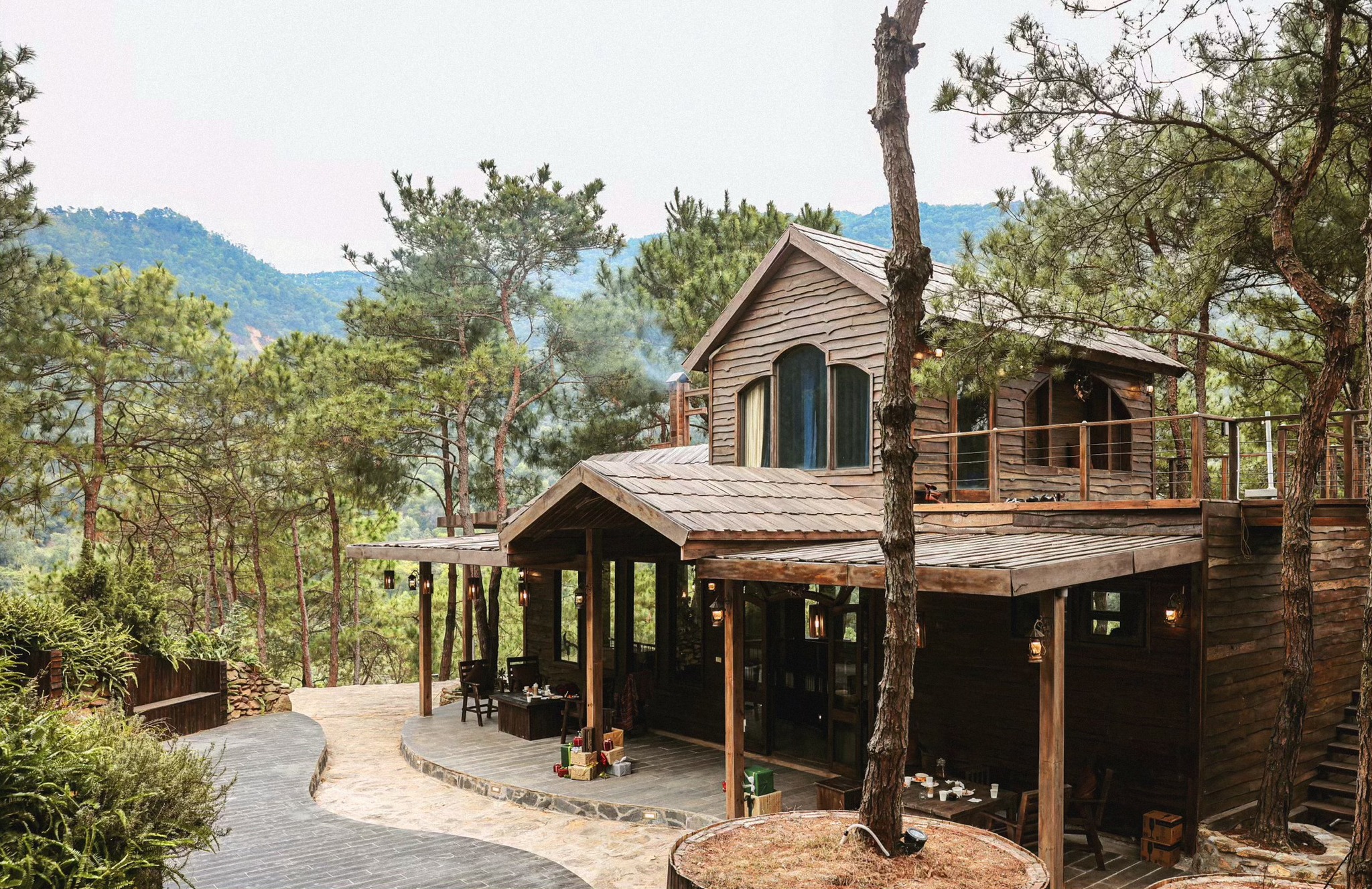 Caféet med utsikt över tallskogen liknas vid ett  Những quán cafe view rừng thông đẹp mê ly để chị em  trong đợt nghỉ lễ này - Ảnh 1.