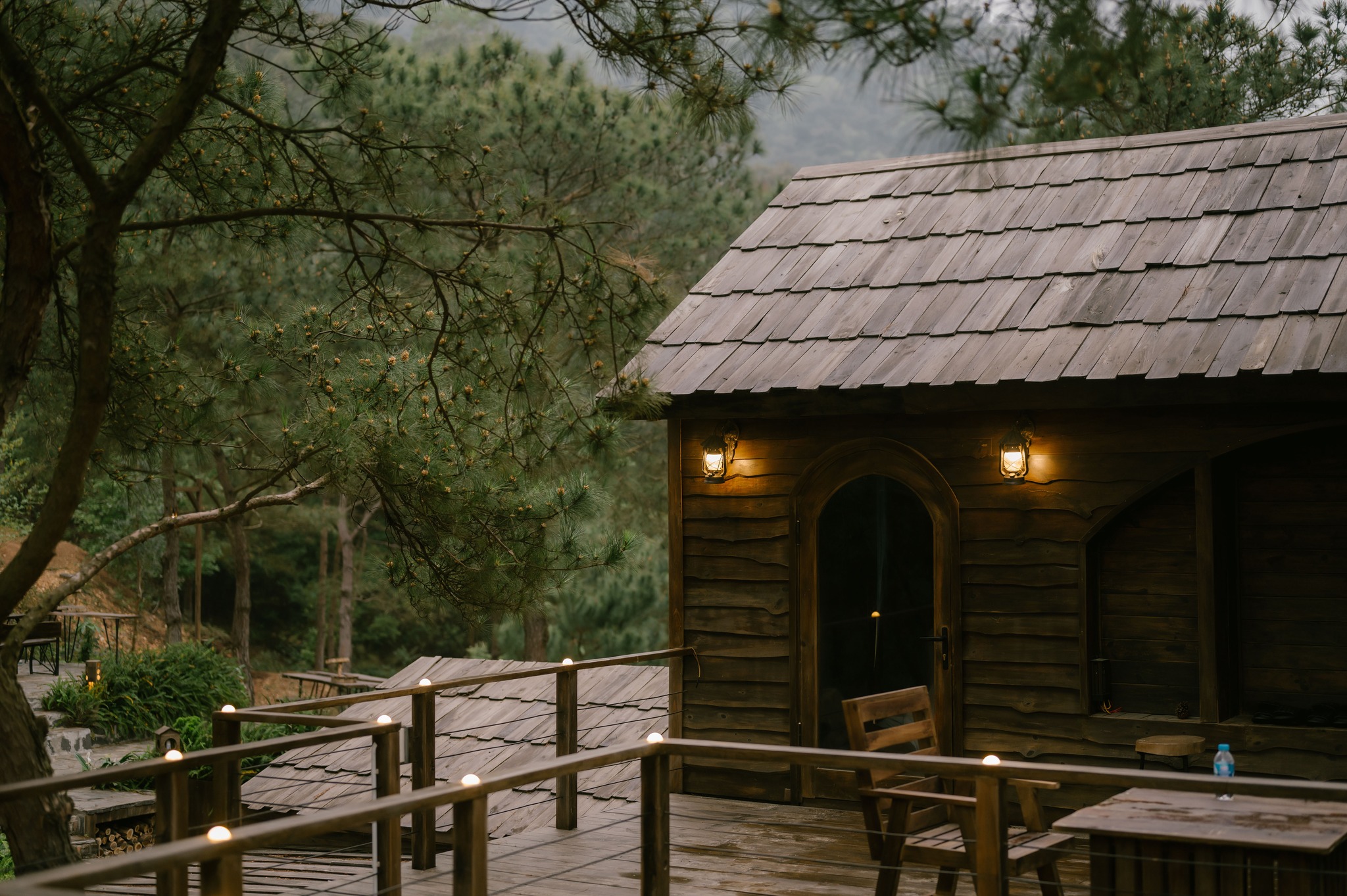 Ett kafé med utsikt över tallskogen likt ett  Quán cafe view rừng thông tựa "Đà Lạt thu nhỏ", ngay sát Hà Nội, chị em tha hồ check-in "sống ảo" trong đợt nghỉ lễ này - Ảnh 5.