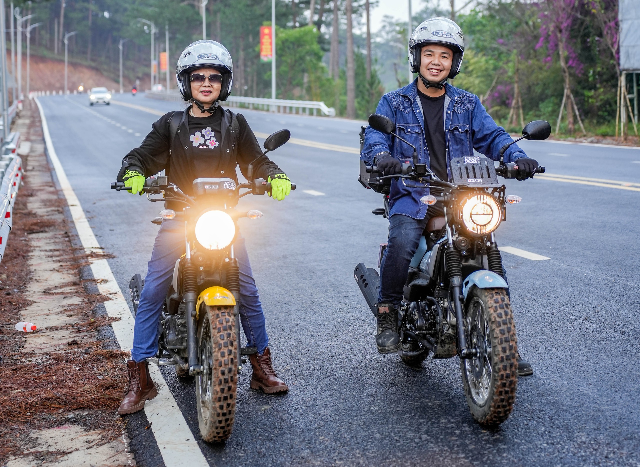 Hai mẹ con "dành cả thanh xuân" để đi phượt cùng nhau: - Ảnh 1. Hai mẹ con "dành cả thanh xuân" để đi phượt cùng nhau: - Ảnh 1.