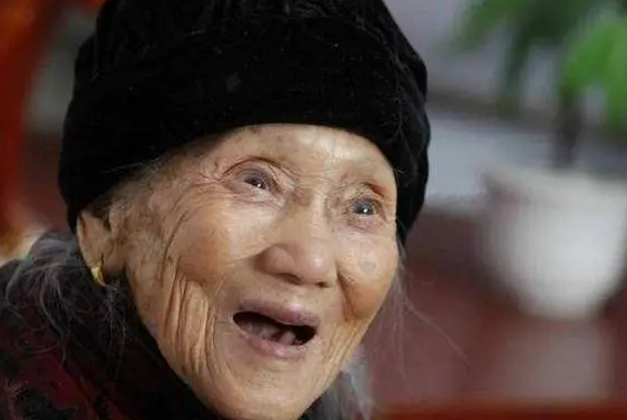 Cụ bà 106 tuổi nhưng mạch máu trẻ như 60, da mặt sáng khỏe hồng hào: Bí quyết sống thọ không phải là đi bộ nhiều mà nằm ở &quot;3 từ&quot; - Ảnh 1.