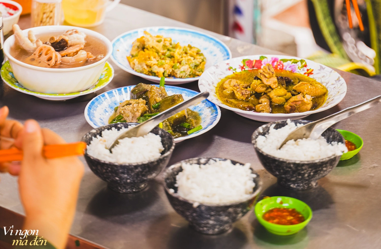 Đi ăn cơm bình dân kiểu người Hoa: Cửa tiệm bán 3 đời mỗi ngày làm hơn 30 món chất lượng, đông khách đến nỗi không dám mở trên ứng dụng giao đồ ăn - Ảnh 7.