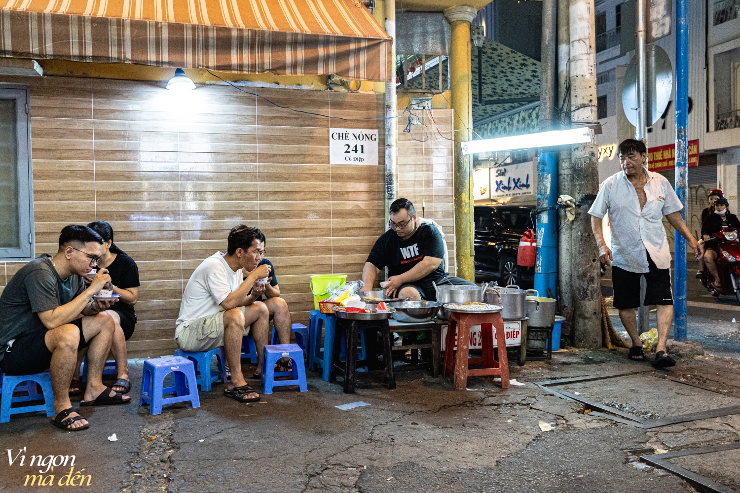 Người Sài Gòn thích thú ăn chè nóng giữa thời tiết mùa hè oi bức, hóa ra quán vỉa hè &quot;mẹ truyền con nối&quot; đã có tuổi đời 50 năm - Ảnh 12.