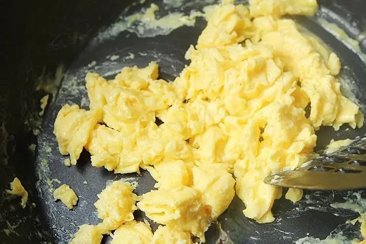 99% mọi người chưa từng làm món trứng theo cách này: Thêm 1 loại quả đang chín rộ vào xào cùng sẽ ngon tuyệt vị! - Ảnh 4.