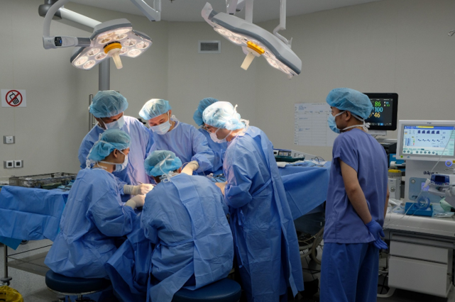 Bác sĩ Việt phẫu thuật xương đùi và xương hàm cứu sống cô gái 19 tuổi người Đan Mạch bị tai nạn giao thông - Ảnh 2.